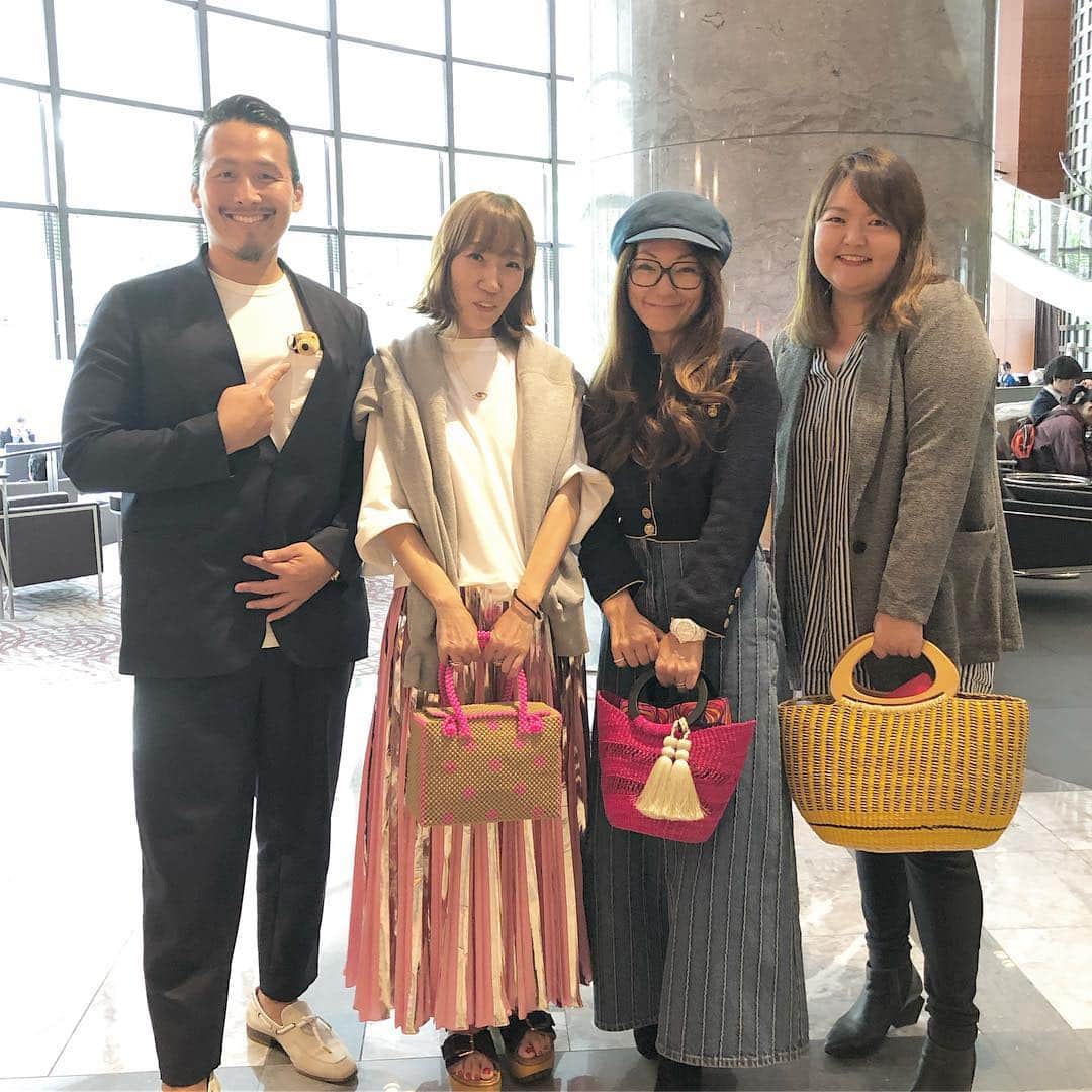のインスタグラム：「私がいま一番注目してるメイド イン ガーナ🇬🇭のブランド”Cloudy” ！とにかくガーナの色づかいとブランドのコンセプトが大好きなの！マイランの色彩と合うかなぁと思いCloudy代表のDoya君をMylan代表の佐々木敬子ちゃんに紹介しました！ 何か一緒に出来ればいいね！ コラボして欲しい！ 今日はフューシャピンクの籠バッグをゲッツー！中の巾着まで可愛い！💖 今日も楽しい事を考えてお互いハッピーな1日を過ごそうね！🤗 #MylanxCloudyで何か出来たらいいな！ #アフリカを盛り上げよう！」