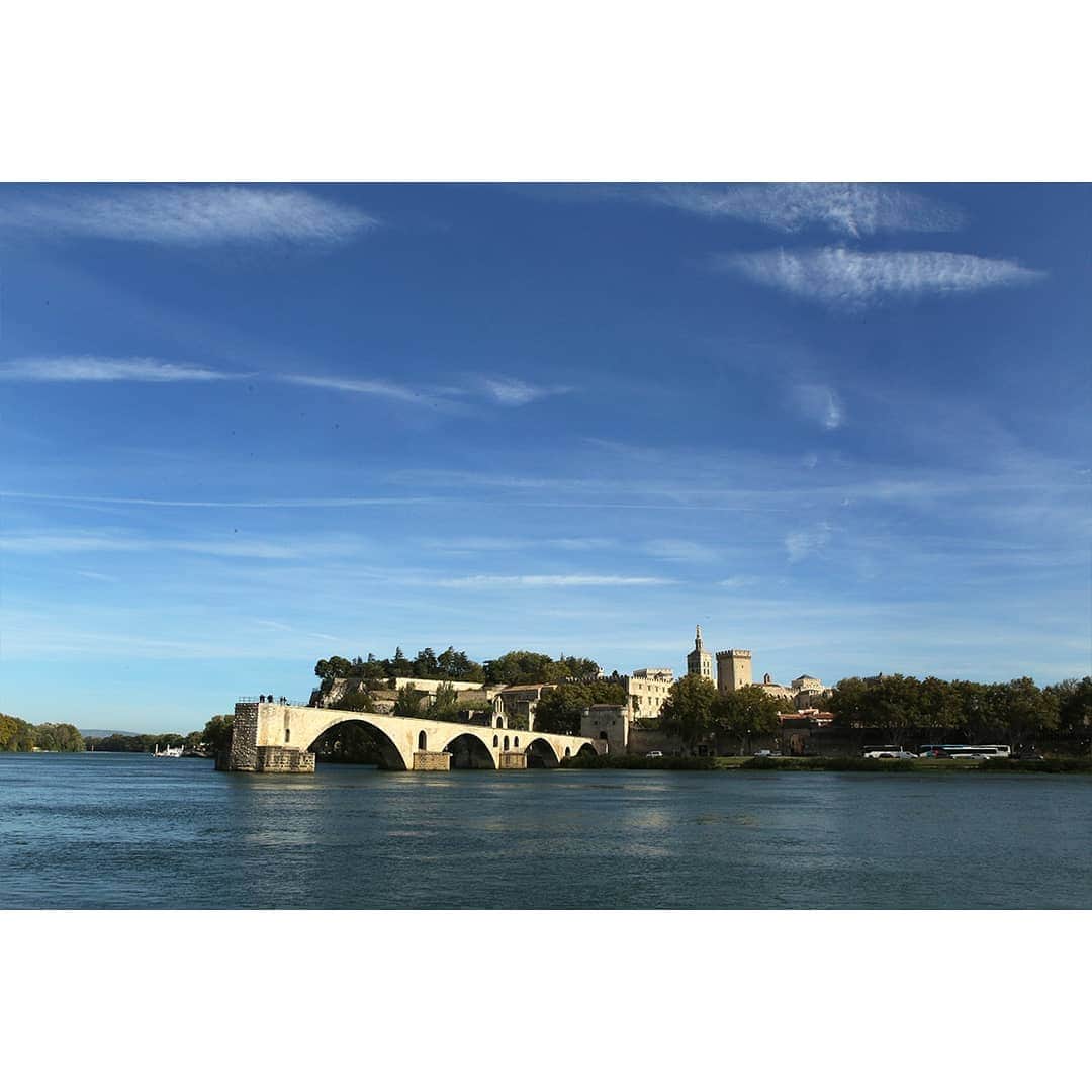 テレビ朝日「世界の街道をゆく」さんのインスタグラム写真 - (テレビ朝日「世界の街道をゆく」Instagram)「プロヴァンスの街道を進むと、ローヌ川の畔にアヴィニョンの町が佇んでいました。 12世紀からの歴史を持つサン・ベネゼ橋。「17世紀にローヌ川の増水で半分が流されて以来、そのままの姿で残され、町のシンボルになっている」と少年が見つめます。 川を渡り、町並みに吸い込まれるように城壁の中へ入ります。 教皇宮殿がありました。要塞を兼ねたというその姿に驚きます。「14世紀初頭からおよそ100年間、ローマ教皇庁が置かれた時代に建てられたものよ」と、婦人が微笑みます。「かつて聖職者、巡礼者、芸術家で賑わったこの町では、毎年夏に演劇祭が開催され、華やかな雰囲気に包まれる」と男性が語ります。 宮殿の裏手に巨大な岩山をくり抜いた切通しがありました。なんと、宮殿はこの岩山の上に築かれていました。通りに差し込む光が印象的です。「きっと素晴らしい夕暮れになるわ」とカップルが言います。 そこで、町を出て河畔へ向かいます。 茜色に染まる雲、水面を渡る風。これぞプロヴァンスの自然が描く芸術に違いありません。  #世界の街道をゆく #キヤノン #テレビ朝日 #坂東巳之助 #canon #光と風薫る街道 #フランス #france #republiquefrancaise #アヴィニョン #avignon」4月8日 13時31分 - tvasahi_kaidou