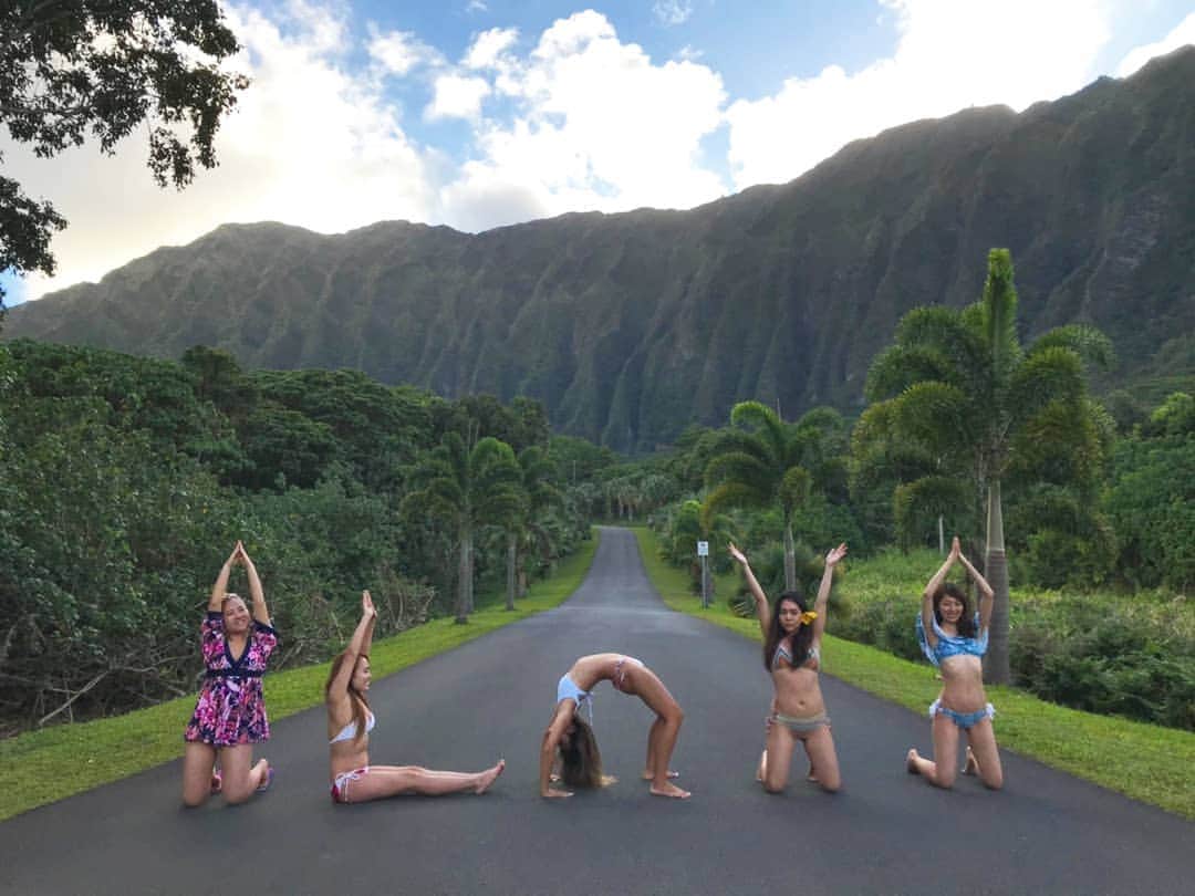 杉山由紀子のインスタグラム：「ここでもALOHA🤣 * 季節は買えるって昔に聞いたスピーチが今ではなんだかしっくりきます。 * 当たり前だけど、ほんと日本は寒くてもあったかい国があるんだよね。 * 常にあったかいところにいたい(切実) * * #ALOHA #Hawaii #ハワイ #プライベート #ビーチ #誰もいない #海  #爽快 #ワイキキ #おすすめ #素敵 #sea #sky #love #flower #旅行 #リゾート #インスタ映え #大自然」