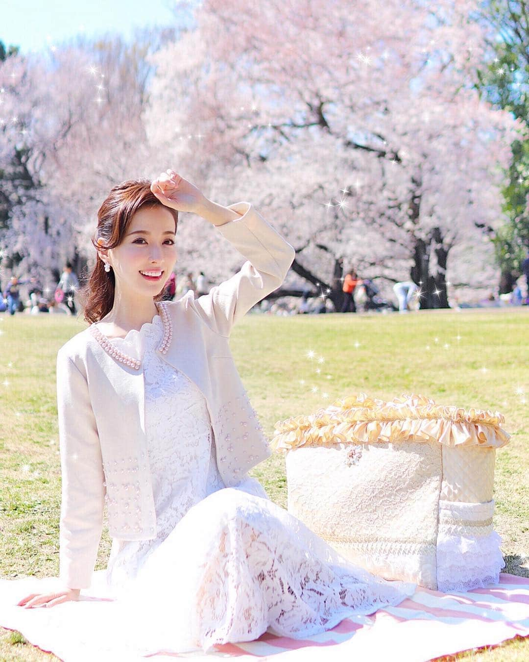 瀬戸早妃さんのインスタグラム写真 - (瀬戸早妃Instagram)「🌸🌳🌸🌳🌸 今日はお天気も良くて ピクニックに行ってきたよ🌸😊 . せっかくおにぎりとかサンドイッチ沢山持っていったのに、 慌ただしくてなぜか広げなかった🤣🍙🥪 . そろそろ桜も見頃を終えてしまうけど、またゆっくり行きたいな🌸 . ☑︎jacket @montresorsaki アイボリー、ピンクが再入荷❣️ ☑︎dress @montresorsaki この春夏大人気のワンピース👗 ☑︎bag @seriyo3939 #アトリエキューピッド #ハンドメイド作家さん . #お花見 #桜 #花見 #ピクニック #砧公園 #picnic #sakura #cherryblossom #hanami #モントレゾール #montresor #montresorsaki #春ファッション #白ワンピ #whitedress #ホワイトコーデ #大人気アイテム #spring #tokyo」4月4日 17時54分 - plievesaki