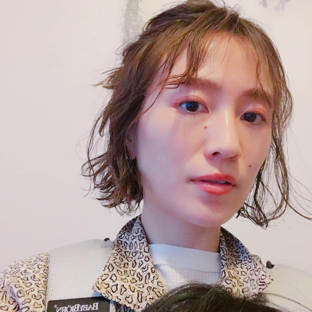 小松美緒のインスタグラム：「my hair💇‍♀️ permかけてもらってます。 朝とってもとっても楽です。  直毛な方でも、  短く×しっかりperm  だとスタイリングが超ラクです♡  おススメです。  hairは島田パパ @siika_shimada_arata  ことちゃんが抱っこで寝てしまったため、 そのまま自撮り失礼します、笑  #慣らし保育中  #先生みんな若くてフレッシュ♡  #若作り奮闘中  ４月、ぜひお店でお待ちしております🍓」
