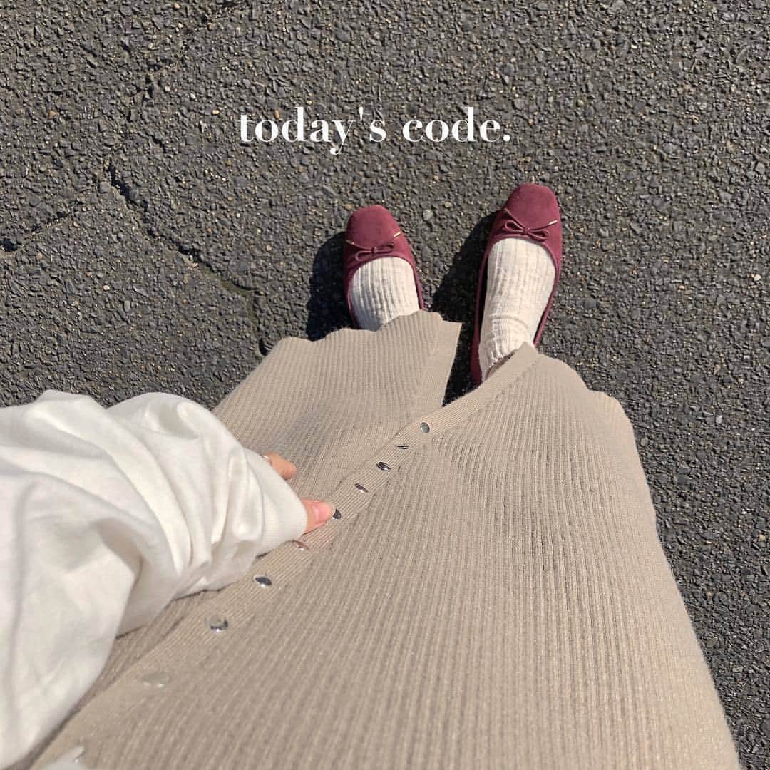 RiLiさんのインスタグラム写真 - (RiLiInstagram)「次に買いたいnewシューズはこれっ💟 ..... 暖かい季節になって足元のお洒落も楽しめるようになってきたからこそ、シューズのレパートリーも増やしたいよねっ❤最近ではつま先が四角形になっている【スクエアトゥシューズ】がお洒落さんたちの間で人気になっているみたい🤔💗 バレエシューズと似ている形をしているけどつま先が四角形になっているから、大人っぽくすっきりとした印象になるのがポイントっ💡スラックスと合わせて韓国っぽコーデにするのがこの春のおススメだよーっ🌸 Vカットのものを選べば大人っぽさ倍増だね💋いつものコーデにちょっと変化をつけたい時に【スクエアトゥシューズ】に挑戦してみない👀？ ❣ ❣ ❣ ❣ ❣ サイトやSNSで掲載させていただくお写真募集中😘📸 かわいいコーデやアイテム、注目スポットなどが撮れたら、ハッシュタグ→#rili_tokyo  を付けて投稿❗ ． Special Thanks💋 Photo by @_guri__gram_ @rk_3124 @hana_maru0 @_konyagram @lg1125k @hashiyuuuui @mochiko.kgrowth @fin_moo ． #春 #春コーデ  #スクエアバレエシューズ�#スクエアトゥシューズ #バレエシューズ #スクエア #足元コーデ #足元くら部 #ワントーンコーデ #シンプルコーデ  #カジュアルコーデ #ガーリーコーデ #置き画 #置き画くら部 #今日のコーデ #コーデ #コーディネート #RiLi  #おしゃれさんと繋がりたい #お洒落さんと繋がりたい #ファッション #패션스타그램 #ootd #outfit」4月4日 18時00分 - rili.tokyo