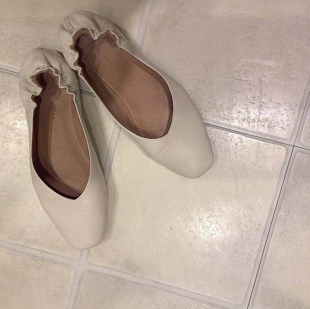 RiLiさんのインスタグラム写真 - (RiLiInstagram)「次に買いたいnewシューズはこれっ💟 ..... 暖かい季節になって足元のお洒落も楽しめるようになってきたからこそ、シューズのレパートリーも増やしたいよねっ❤最近ではつま先が四角形になっている【スクエアトゥシューズ】がお洒落さんたちの間で人気になっているみたい🤔💗 バレエシューズと似ている形をしているけどつま先が四角形になっているから、大人っぽくすっきりとした印象になるのがポイントっ💡スラックスと合わせて韓国っぽコーデにするのがこの春のおススメだよーっ🌸 Vカットのものを選べば大人っぽさ倍増だね💋いつものコーデにちょっと変化をつけたい時に【スクエアトゥシューズ】に挑戦してみない👀？ ❣ ❣ ❣ ❣ ❣ サイトやSNSで掲載させていただくお写真募集中😘📸 かわいいコーデやアイテム、注目スポットなどが撮れたら、ハッシュタグ→#rili_tokyo  を付けて投稿❗ ． Special Thanks💋 Photo by @_guri__gram_ @rk_3124 @hana_maru0 @_konyagram @lg1125k @hashiyuuuui @mochiko.kgrowth @fin_moo ． #春 #春コーデ  #スクエアバレエシューズ�#スクエアトゥシューズ #バレエシューズ #スクエア #足元コーデ #足元くら部 #ワントーンコーデ #シンプルコーデ  #カジュアルコーデ #ガーリーコーデ #置き画 #置き画くら部 #今日のコーデ #コーデ #コーディネート #RiLi  #おしゃれさんと繋がりたい #お洒落さんと繋がりたい #ファッション #패션스타그램 #ootd #outfit」4月4日 18時00分 - rili.tokyo