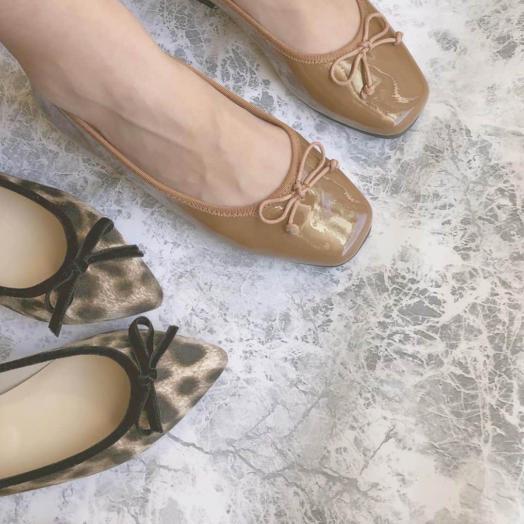 RiLiさんのインスタグラム写真 - (RiLiInstagram)「次に買いたいnewシューズはこれっ💟 ..... 暖かい季節になって足元のお洒落も楽しめるようになってきたからこそ、シューズのレパートリーも増やしたいよねっ❤最近ではつま先が四角形になっている【スクエアトゥシューズ】がお洒落さんたちの間で人気になっているみたい🤔💗 バレエシューズと似ている形をしているけどつま先が四角形になっているから、大人っぽくすっきりとした印象になるのがポイントっ💡スラックスと合わせて韓国っぽコーデにするのがこの春のおススメだよーっ🌸 Vカットのものを選べば大人っぽさ倍増だね💋いつものコーデにちょっと変化をつけたい時に【スクエアトゥシューズ】に挑戦してみない👀？ ❣ ❣ ❣ ❣ ❣ サイトやSNSで掲載させていただくお写真募集中😘📸 かわいいコーデやアイテム、注目スポットなどが撮れたら、ハッシュタグ→#rili_tokyo  を付けて投稿❗ ． Special Thanks💋 Photo by @_guri__gram_ @rk_3124 @hana_maru0 @_konyagram @lg1125k @hashiyuuuui @mochiko.kgrowth @fin_moo ． #春 #春コーデ  #スクエアバレエシューズ�#スクエアトゥシューズ #バレエシューズ #スクエア #足元コーデ #足元くら部 #ワントーンコーデ #シンプルコーデ  #カジュアルコーデ #ガーリーコーデ #置き画 #置き画くら部 #今日のコーデ #コーデ #コーディネート #RiLi  #おしゃれさんと繋がりたい #お洒落さんと繋がりたい #ファッション #패션스타그램 #ootd #outfit」4月4日 18時00分 - rili.tokyo