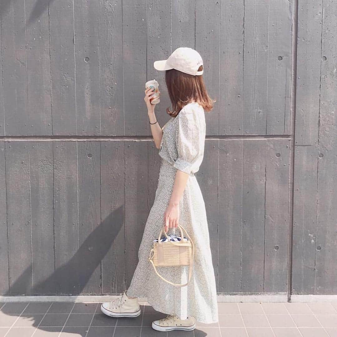 titivateさんのインスタグラム写真 - (titivateInstagram)「. . 【 style share 】 リーフプリントパフスリーブブラウス 品番:ATXP2146 ¥2,990+tax . リーフプリントフレアロングスカート 品番:ATXP2135 ¥3,690+tax . @sn_950829 様、素敵なコーディネートをありがとうございます！ ヴィンテージ感漂うリーフ柄プリントが上品で大人かわいいブラウスとスカート✨ 4/12(金)9:29まで、2点で10％OFFでお得にお買い求めいただけます❤️ . STYLE SHARE 募集中！ titivateのアイテムを取り入れてコーデを投稿しよう！ ハッシュタグは『#titivatestyle』 . 素敵な着こなしで、もしかしたらtitivateのアカウントで紹介されちゃうかも⁈ 「リアル」で「身近」なオシャレコーデを楽しみにしています♪ . #titivate #ティティベイト #ファッション #ブラウス #スカート #リーフ柄 . . #Repost @sn_950829 ・・・ ㅤㅤㅤㅤㅤㅤㅤㅤㅤㅤㅤㅤㅤ ㅤㅤㅤㅤㅤㅤㅤㅤㅤㅤㅤㅤㅤ 昨日すごい暖かかったから @titivatejp の セットアップ着た( .◜௰◝. )❁﻿ ㅤㅤㅤㅤㅤㅤㅤㅤㅤㅤㅤㅤㅤ これワンピースに見えるけど上下わかれてるから 別々でも着れるの！かわいい♥ 色味も可愛くてこれから沢山使える🥰 ㅤㅤㅤㅤㅤㅤㅤㅤㅤㅤㅤㅤㅤ #titivate #ティティベイト#titivatestyle #リーフプリントパフスリーブブラウス  #リーフプリントフレアロングスカート #ootd #outfit #code」4月4日 16時26分 - titivatejp