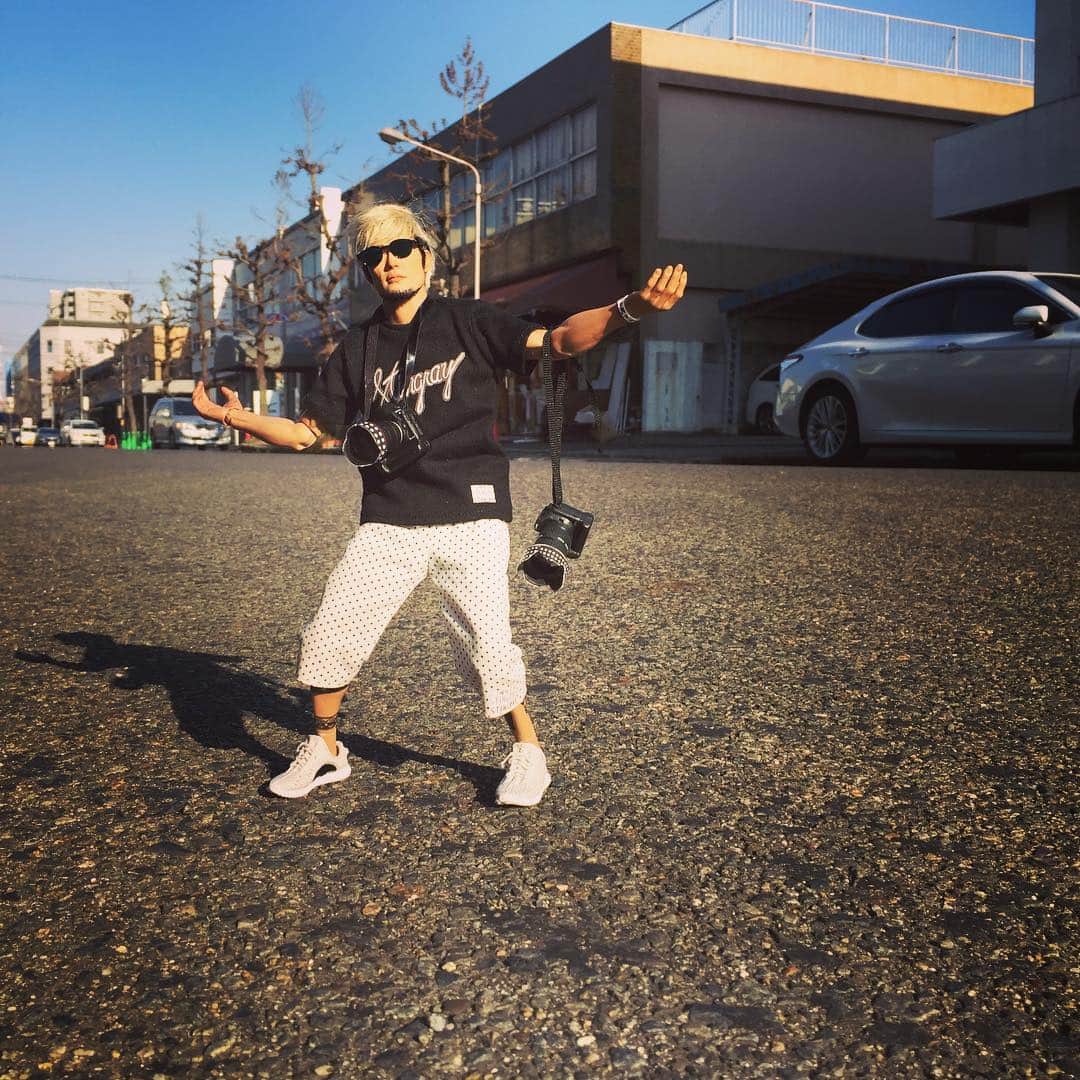 橋本塁さんのインスタグラム写真 - (橋本塁Instagram)「【夕方岡山サウシュー写真展便り】 19時‪ま‬で初の岡山写真展開催中！  ライブやヨーロッパ風景写真の他に過去撮影ファイルやSTINGRAY&サウシュー物販コーナーも！ BALANCE 岡山横展示会場(岡山市北区問屋町26-106)にて会期中はずっとお待ちしてます！  #サウシュー #岡山 #問屋町 #stingray  #thebandapart #ストレイテナー  #キツネツキ#nothingscarvedinstone #oneokrock #oor #ワンオク #thebackhorn #hawaiian6  #ren #ropingpanda #9mmparabellumbullet #androp #thebawdies #ruihashimoto #photo #livephoto #landscapepe」4月4日 16時29分 - ruihashimoto