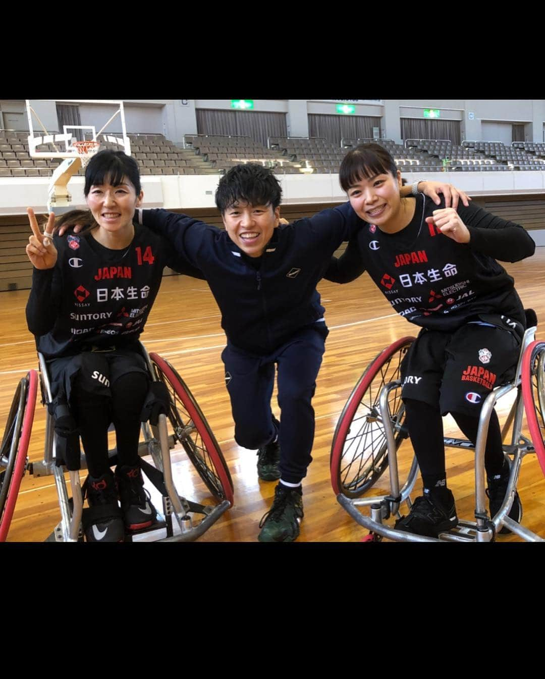 大神雄子さんのインスタグラム写真 - (大神雄子Instagram)「ALL BASKETBALL 🏀 🔥  先日車いすバスケットボール日本代表の合宿に行って参りましたー😊  シュートについて選手の皆さんとディスカッションさせていただき、私自身がシュートについて学び、考えさせられました。 シュートって深いぃ。 ほぼ同じシュートフォームの選手っていないですもんね🤔 日々勉強だっ🔥  東京オリンピック、パラリンピックはバスケットボール🏀熱いですよぉ🔥🔥🔥 #車いすバスケットボール  #onebasketballproject  @bbking_jp  #がんばれ日本代表  #がんばれ同級生 #😊😊😊 #🤝 #🔥」4月4日 16時31分 - shin___01