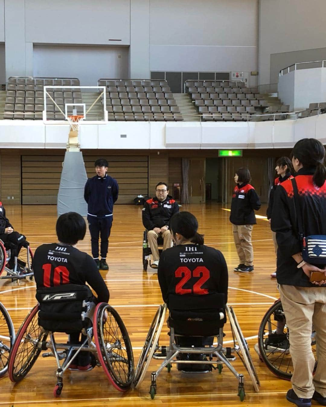 大神雄子さんのインスタグラム写真 - (大神雄子Instagram)「ALL BASKETBALL 🏀 🔥  先日車いすバスケットボール日本代表の合宿に行って参りましたー😊  シュートについて選手の皆さんとディスカッションさせていただき、私自身がシュートについて学び、考えさせられました。 シュートって深いぃ。 ほぼ同じシュートフォームの選手っていないですもんね🤔 日々勉強だっ🔥  東京オリンピック、パラリンピックはバスケットボール🏀熱いですよぉ🔥🔥🔥 #車いすバスケットボール  #onebasketballproject  @bbking_jp  #がんばれ日本代表  #がんばれ同級生 #😊😊😊 #🤝 #🔥」4月4日 16時31分 - shin___01