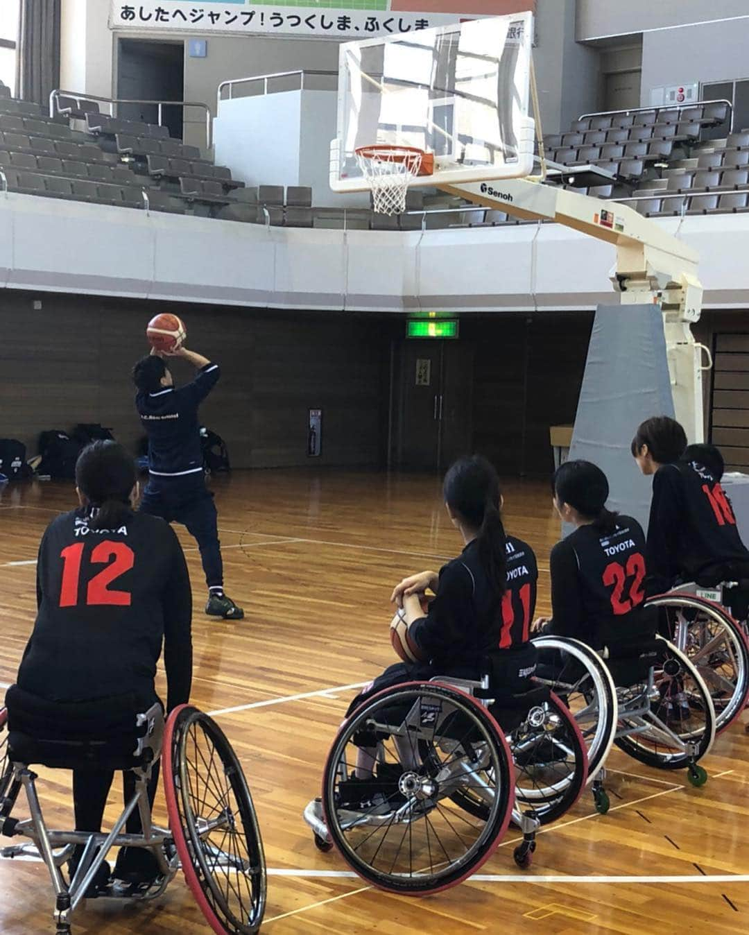 大神雄子さんのインスタグラム写真 - (大神雄子Instagram)「ALL BASKETBALL 🏀 🔥  先日車いすバスケットボール日本代表の合宿に行って参りましたー😊  シュートについて選手の皆さんとディスカッションさせていただき、私自身がシュートについて学び、考えさせられました。 シュートって深いぃ。 ほぼ同じシュートフォームの選手っていないですもんね🤔 日々勉強だっ🔥  東京オリンピック、パラリンピックはバスケットボール🏀熱いですよぉ🔥🔥🔥 #車いすバスケットボール  #onebasketballproject  @bbking_jp  #がんばれ日本代表  #がんばれ同級生 #😊😊😊 #🤝 #🔥」4月4日 16時31分 - shin___01