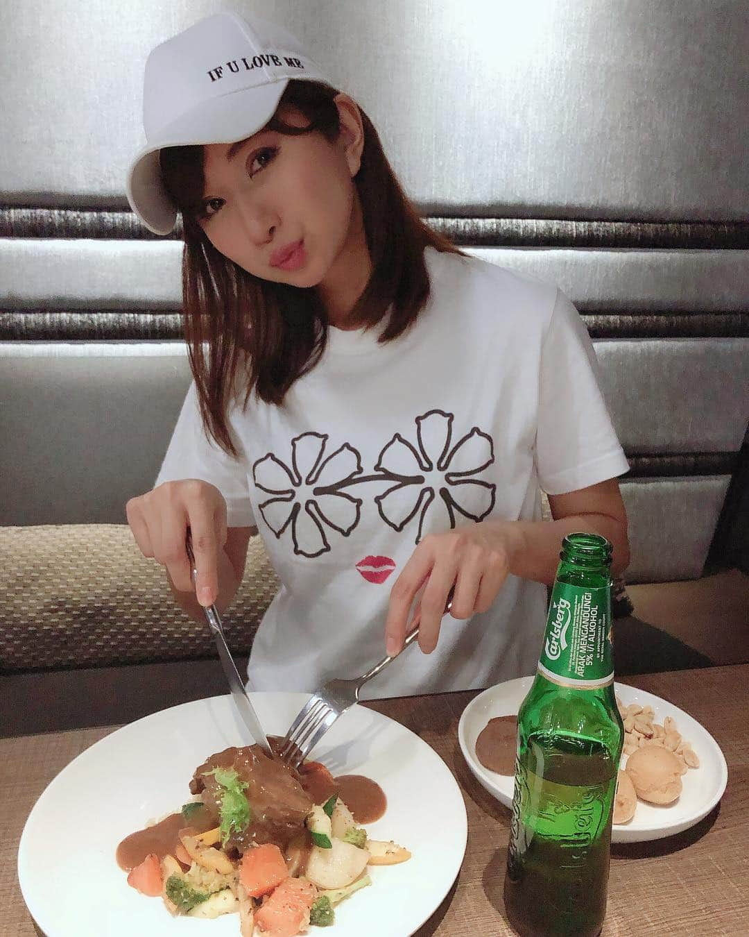 中村江莉香さんのインスタグラム写真 - (中村江莉香Instagram)「クアラルンプール🇲🇾空港にて🛫 お肉TIME🥩🍖 #えりか旅行 ちゃっかり今話題の#ベジバリアBLACK を😘☝️☝ サプリを飲んだ翌日はむくみ知らずなので、旅行ではしっかりサプリメント💊を摂取🙄‼︎🌱 ・ 自然由来のサプリだから安心なのと、炭でデトックス〜😘🍷🍾 塩糖脂はもちろん、毎日の生活でためこみがちな毒素など不要なものをしっかりと吸着して出してくれます🌸😆🌸 代謝改善やエイジングケアにももってこいですよ😘😘 サプリなど愛用品なども引き続きシェアさせてください〜😍💕 ・ #美容マニア #美容好きな人と繋がりたい #ベジエ #ベジバリア #炭ダイエット #チャコールクレンズ #ダイエットサプリ #塩糖脂 #マツキヨ #美容サロンプロデュース #プロデュース業 #美容鍼灸サロン #プロデュース #美容ヲタク #愛用サプリ」4月4日 16時33分 - erica_nakamura