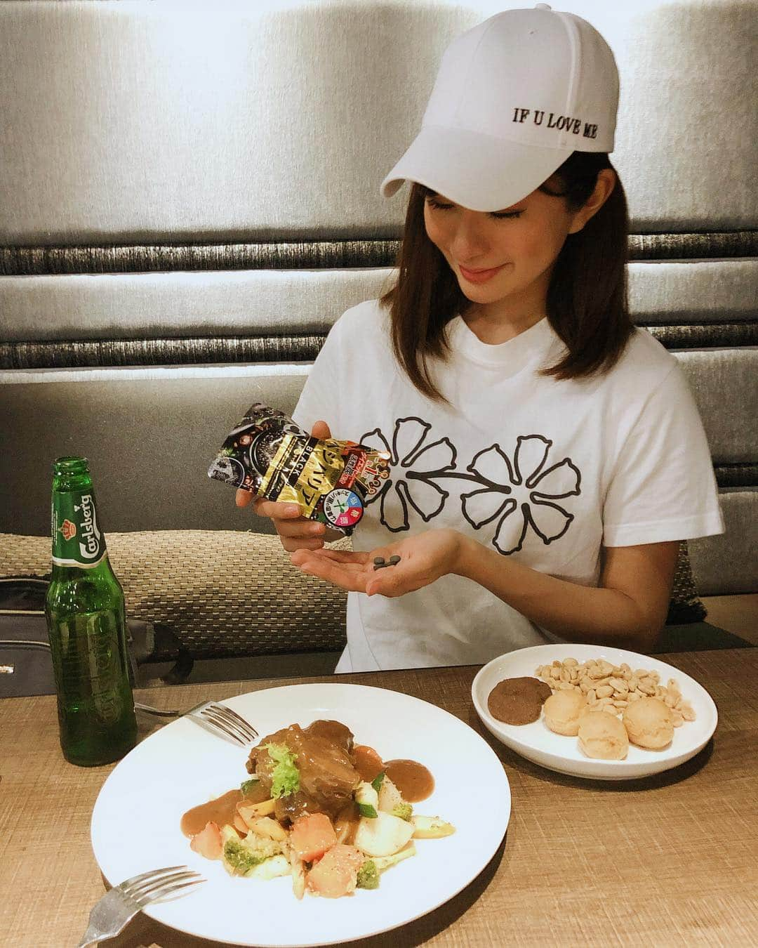 中村江莉香さんのインスタグラム写真 - (中村江莉香Instagram)「クアラルンプール🇲🇾空港にて🛫 お肉TIME🥩🍖 #えりか旅行 ちゃっかり今話題の#ベジバリアBLACK を😘☝️☝ サプリを飲んだ翌日はむくみ知らずなので、旅行ではしっかりサプリメント💊を摂取🙄‼︎🌱 ・ 自然由来のサプリだから安心なのと、炭でデトックス〜😘🍷🍾 塩糖脂はもちろん、毎日の生活でためこみがちな毒素など不要なものをしっかりと吸着して出してくれます🌸😆🌸 代謝改善やエイジングケアにももってこいですよ😘😘 サプリなど愛用品なども引き続きシェアさせてください〜😍💕 ・ #美容マニア #美容好きな人と繋がりたい #ベジエ #ベジバリア #炭ダイエット #チャコールクレンズ #ダイエットサプリ #塩糖脂 #マツキヨ #美容サロンプロデュース #プロデュース業 #美容鍼灸サロン #プロデュース #美容ヲタク #愛用サプリ」4月4日 16時33分 - erica_nakamura