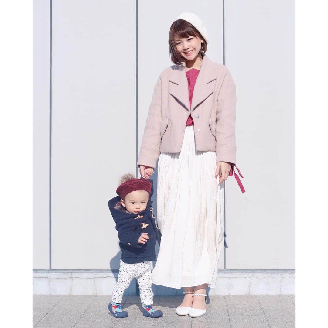 のインスタグラム：「👼💕 ・ 雑誌の #スナップ撮影 みたいになった🤭笑 (わかるかなー？？？✨) ・ #lecoeurblanc @lecoeurblanc_official の 展示会でオーダーした #スカート 💗 ・ 暖かくなってきたから明るい色とか #白 のお洋服が着たくなる🙌✨ ・ #ootd #outfit #code #coordinate #親子コーデ #リンクコーデ #男の子ママ #親バカ部 #まあみコーデ #はち成長記録」