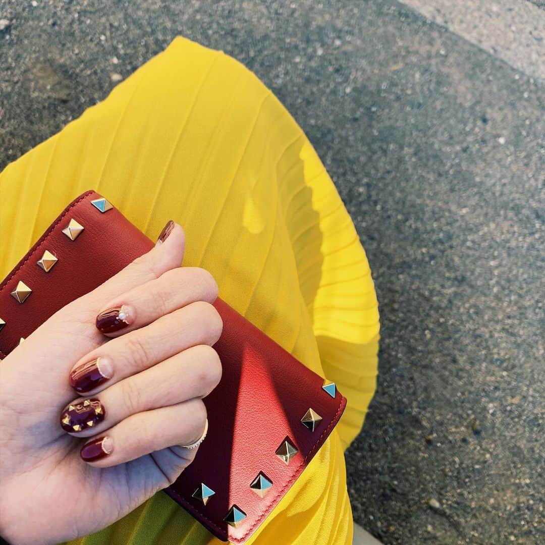 のインスタグラム：「ネイルをお財布とお揃いにしました♡ ボルドー大好き、スタッズとパールの組み合わせ大好き♩ 好きを全部詰め込み（笑） . #スタッズネイル #ボルドーネイル #アラフォーママ #アラフォーファッション #ママファッションプチプラ #ママスタイル #ママさんと繋がりたい #ママスタグラム #ワーキングママ #コーディネート #アラフォーコーディネート #アラフォーママコーデ #コーデ女子 #locari #jマダムのおしゃれ #春コーデ #逆フレンチネイル #スタッズ」