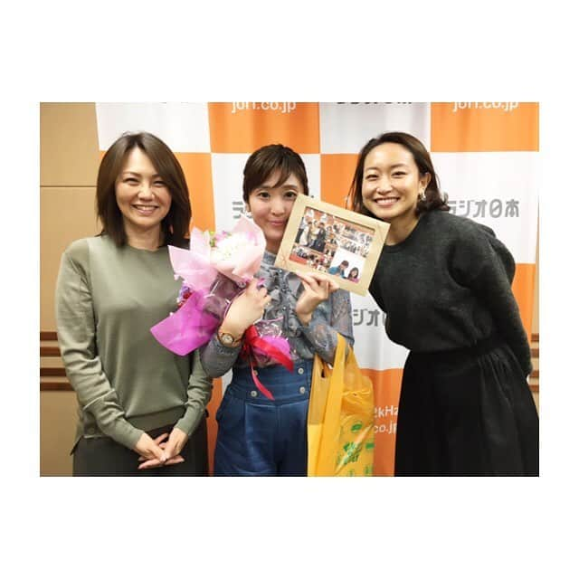 川口智美さんのインスタグラム写真 - (川口智美Instagram)「3月いっぱいで 長年お世話になった #ラジオ日本 #岩瀬惠子のスマートNEWS の #アシスタント を卒業させて いただく事になりました。  最終回は皆さんスタジオに駆け付けて 下さり、お疲れ様✨と 心温まるプレゼントも 両手に持ちきれないほど沢山頂き 有難うございました。 前アシスタントの愛さんも サプライズで来てくれた😂💓 スマニューは、私が #北日本放送 の #局アナ を卒業して初めて頂いた レギュラー番組で それまで #ラジオ の仕事に しっかり関わった事がなかったので 思い入れが強い番組です。  #スポーツニュース  一つとっても 項目決めから原稿作成、フリートーク内容決めと、 放送に至るまでの作業を 全て自分でします。  最初は大変だと思う事も ありましたが、その分、  やり甲斐と自信に 繋がりましたし ラジオの楽しさを初めて 感じる事が出来ました。  こんな私を選び、一から育てて下さった 青田プロデューサーはじめ スタッフの皆様に感謝の気持ちで いっぱい。 最後の最後に、「川口は もうどこに行っても大丈夫でしょ!」 と言っていただけて 嬉しかった！  そして何より、 #岩瀬惠子 さんの もとで長年アシスタントをさせて いただけた事が私の財産です。  岩瀬さんに時に厳しく御指導 頂いたお陰で、他の現場に行った時に 私自身、褒めて頂ける事が非常に 多くなりました。  番組を巣立ち、私は新年度 様々なジャンルに挑戦していく事に なると思いますが 気持ちはこれからも #スマニュー ファミリーでいます✨  長年聴いてくださった #リスナー の 皆様も心から有難うございました！  #岩瀬惠子のスマートニュース #ラジオアシスタント #ラジオパーソナリティー #川口智美」4月4日 16時41分 - horipro_satomikawaguchi