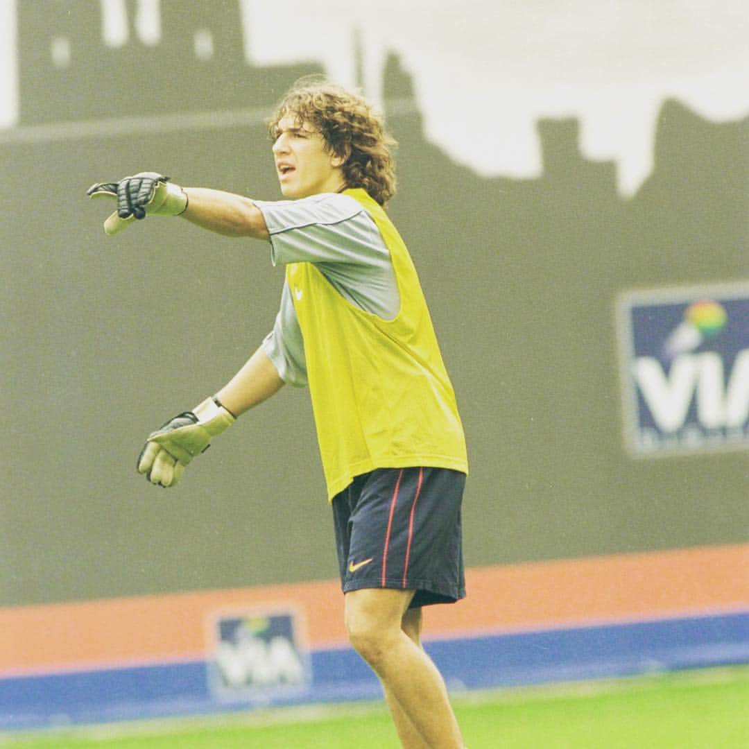 カルレス・プジョルのインスタグラム：「¿Creéis que hubiese tenido futuro de portero? ¿Qué opinas @ikercasillas? #tbt」