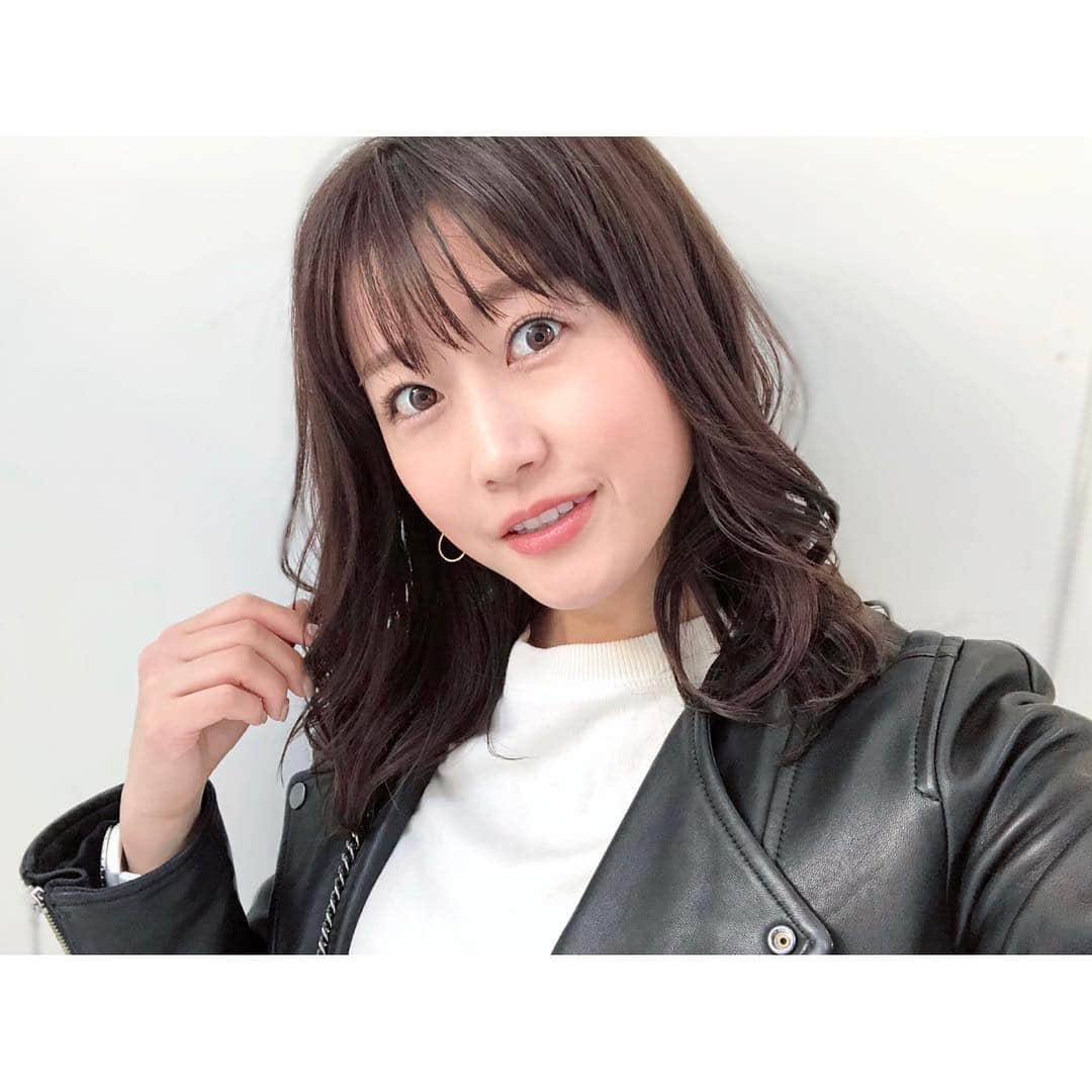 津田麻莉奈さんのインスタグラム写真 - (津田麻莉奈Instagram)「#newhair カット&カラー&トリートメントしてもらいました😊🙌 いつも本当にありがとうございます💓 ⁑ カットは甲斐さん @junyakai_arigate  レイヤーを入れなおして、軽く、くびれるように✂︎ ⁑ カラーは内田さん。 ラベンダーアッシュで、程よいアッシュ感と、 その奥にほ〜んのり感じる赤みがいい感じ✨ ⁑ 明日からスタートの新番組⚾️ JSPORTS「MLBイッキ見！」 に向けて、気合いが入ります✊ ⁑ #アリゲート #arigate #arigateomotesando  #hairstyles #hairmake #hairstagram #haircolor #ヘアメイク #ヘアスタイル #イメチェン #ヘアセット #くびれヘア #くびれミディアム #ミディアムヘア #ヘアカラー #ラベンダーカラー #omotesando #表参道 #talent #美容 #美容室 #髪 #まりなる #津田麻莉奈」4月4日 16時52分 - tsudamarinal