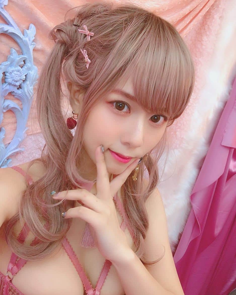 七瀬さくらさんのインスタグラム写真 - (七瀬さくらInstagram)「❤️❤️❤️ 百貨店でお買い物してたら、アークライトを見かけてめっちゃガン見してしまった。 やはりお金持ちがいるエリアに行くと高い靴に遭遇出来る、、、、 新しいヴィトンの靴も可愛い。 だけど、だけど！ 私はアークライトを履いて歩きたい！！、 すき、、、 . . . . .  #cosplay #cosplayer #cosplaygirl #cosplaying #cosplayers #cosplayersofinstagram #cosplayphotography #cosplaylife #cosplays #anime #cosplaygirls #cosplayworld #cosplaymodel #cosplayphotoshoot #cosplayphoto #cosplayselfie #cosplaylove #photography #cosplaybabe #コスプレ #コスプレイヤー #코스프레 #كوسبلاي #角色扮演」4月4日 16時45分 - 739ra