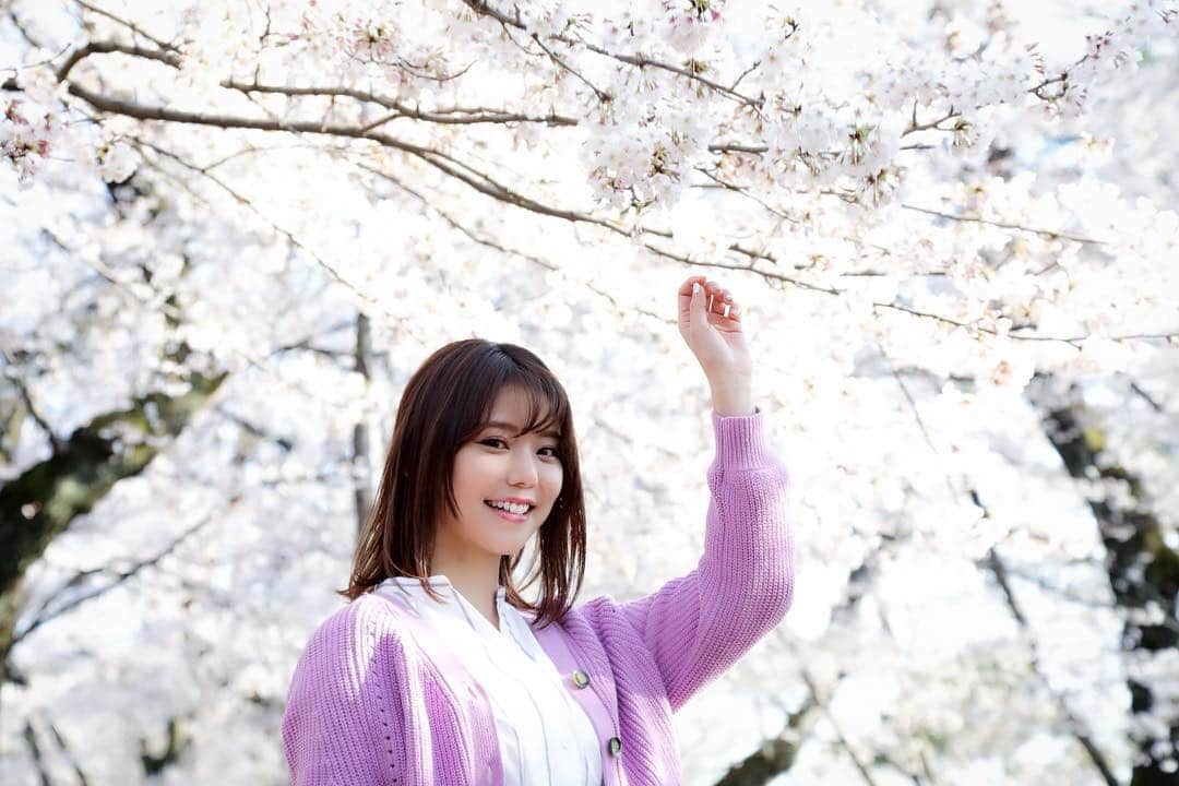 林村ゆかりさんのインスタグラム写真 - (林村ゆかりInstagram)「桜満開🌸 お花見しましたか？🍡 年1の楽しみ❤️だが寒い🤧 ⠀  カーディガン#GU ワンピース #nolleys ⠀ ⠀ ⠀⠀ ⠀  #お花見 #花見 #selfie #spring #花見コーデ #コーディネート#美容 #美容好き #写真好き #桜 #sakura #散歩 #公園 #takashihirama #ootd #春 #春コーデ」4月4日 16時47分 - yukarice0