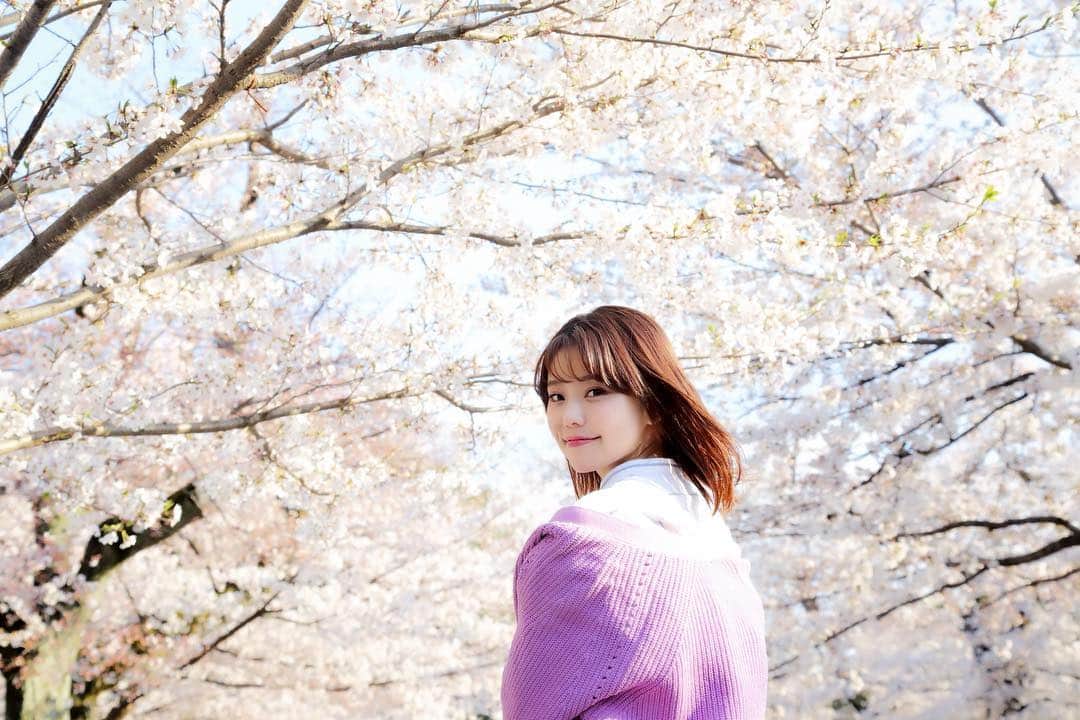 林村ゆかりのインスタグラム：「桜満開🌸 お花見しましたか？🍡 年1の楽しみ❤️だが寒い🤧 ⠀  カーディガン#GU ワンピース #nolleys ⠀ ⠀ ⠀⠀ ⠀  #お花見 #花見 #selfie #spring #花見コーデ #コーディネート#美容 #美容好き #写真好き #桜 #sakura #散歩 #公園 #takashihirama #ootd #春 #春コーデ」