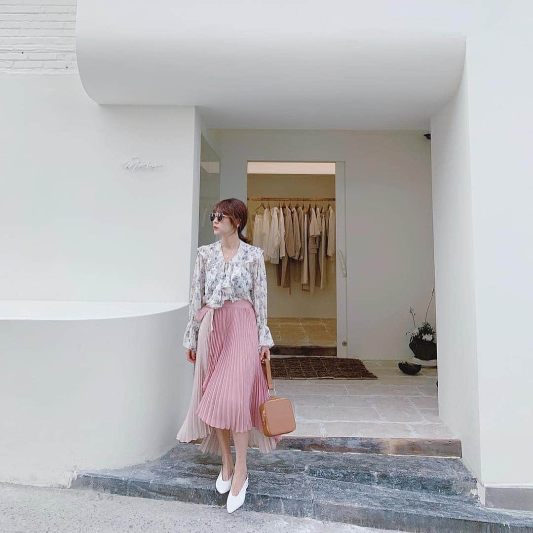 郭圈圈さんのインスタグラム写真 - (郭圈圈Instagram)「真的很像但超難抉擇的一個系列🥺看這裙擺心情就好好♥️♥️♥️ 都還可以預訂 @marumaru_lea_official  蝦皮：helloiamlea . . . . . . #20190327#ootd#style#outfit#bloggerstyle#ootdshare#ootdfashion#ootdstyle#ootdguide#ootdtaiwan#stylegram#ootdmagazine#personalstyle#lookoftheday#springlook#seoul#seoulcafe#首爾咖啡廳#カフェ#韓國首爾#漢南洞#streetshot#leainseoul#lea_korea #圈圈去韓國🇰🇷」4月4日 17時00分 - helloiamlea