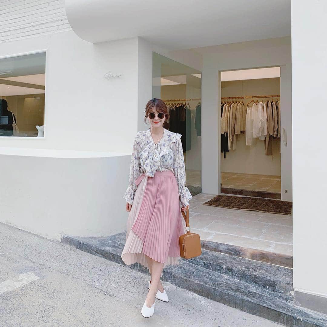 郭圈圈さんのインスタグラム写真 - (郭圈圈Instagram)「真的很像但超難抉擇的一個系列🥺看這裙擺心情就好好♥️♥️♥️ 都還可以預訂 @marumaru_lea_official  蝦皮：helloiamlea . . . . . . #20190327#ootd#style#outfit#bloggerstyle#ootdshare#ootdfashion#ootdstyle#ootdguide#ootdtaiwan#stylegram#ootdmagazine#personalstyle#lookoftheday#springlook#seoul#seoulcafe#首爾咖啡廳#カフェ#韓國首爾#漢南洞#streetshot#leainseoul#lea_korea #圈圈去韓國🇰🇷」4月4日 17時00分 - helloiamlea