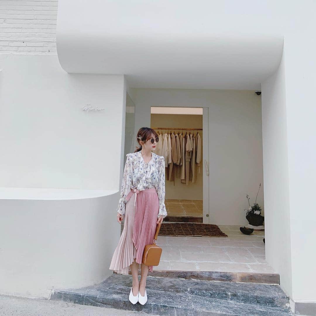 郭圈圈さんのインスタグラム写真 - (郭圈圈Instagram)「真的很像但超難抉擇的一個系列🥺看這裙擺心情就好好♥️♥️♥️ 都還可以預訂 @marumaru_lea_official  蝦皮：helloiamlea . . . . . . #20190327#ootd#style#outfit#bloggerstyle#ootdshare#ootdfashion#ootdstyle#ootdguide#ootdtaiwan#stylegram#ootdmagazine#personalstyle#lookoftheday#springlook#seoul#seoulcafe#首爾咖啡廳#カフェ#韓國首爾#漢南洞#streetshot#leainseoul#lea_korea #圈圈去韓國🇰🇷」4月4日 17時00分 - helloiamlea