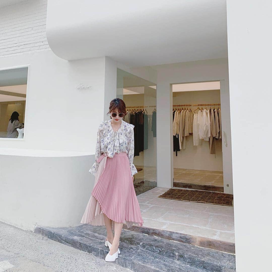 郭圈圈さんのインスタグラム写真 - (郭圈圈Instagram)「真的很像但超難抉擇的一個系列🥺看這裙擺心情就好好♥️♥️♥️ 都還可以預訂 @marumaru_lea_official  蝦皮：helloiamlea . . . . . . #20190327#ootd#style#outfit#bloggerstyle#ootdshare#ootdfashion#ootdstyle#ootdguide#ootdtaiwan#stylegram#ootdmagazine#personalstyle#lookoftheday#springlook#seoul#seoulcafe#首爾咖啡廳#カフェ#韓國首爾#漢南洞#streetshot#leainseoul#lea_korea #圈圈去韓國🇰🇷」4月4日 17時00分 - helloiamlea