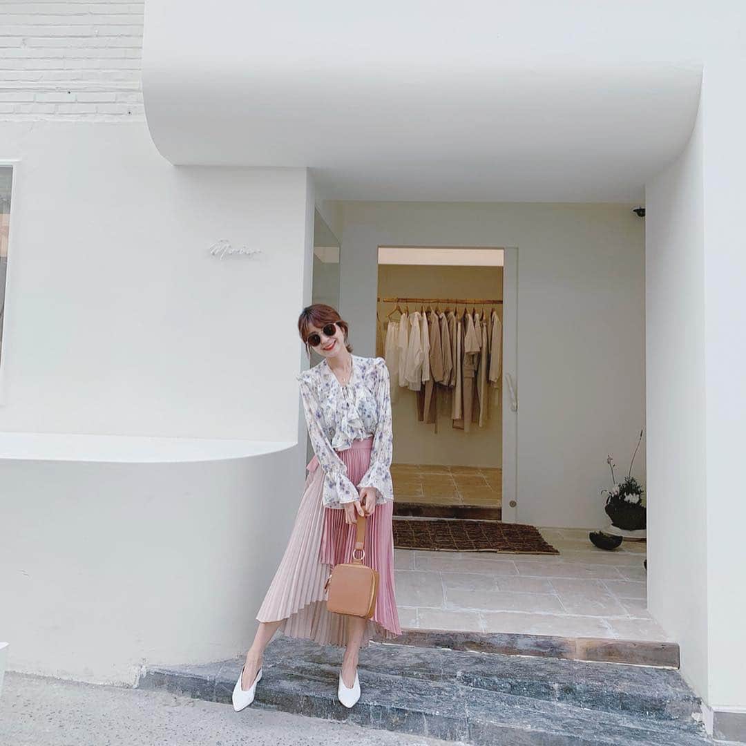 郭圈圈さんのインスタグラム写真 - (郭圈圈Instagram)「真的很像但超難抉擇的一個系列🥺看這裙擺心情就好好♥️♥️♥️ 都還可以預訂 @marumaru_lea_official  蝦皮：helloiamlea . . . . . . #20190327#ootd#style#outfit#bloggerstyle#ootdshare#ootdfashion#ootdstyle#ootdguide#ootdtaiwan#stylegram#ootdmagazine#personalstyle#lookoftheday#springlook#seoul#seoulcafe#首爾咖啡廳#カフェ#韓國首爾#漢南洞#streetshot#leainseoul#lea_korea #圈圈去韓國🇰🇷」4月4日 17時00分 - helloiamlea