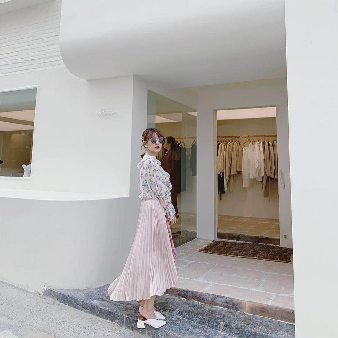 郭圈圈さんのインスタグラム写真 - (郭圈圈Instagram)「真的很像但超難抉擇的一個系列🥺看這裙擺心情就好好♥️♥️♥️ 都還可以預訂 @marumaru_lea_official  蝦皮：helloiamlea . . . . . . #20190327#ootd#style#outfit#bloggerstyle#ootdshare#ootdfashion#ootdstyle#ootdguide#ootdtaiwan#stylegram#ootdmagazine#personalstyle#lookoftheday#springlook#seoul#seoulcafe#首爾咖啡廳#カフェ#韓國首爾#漢南洞#streetshot#leainseoul#lea_korea #圈圈去韓國🇰🇷」4月4日 17時00分 - helloiamlea