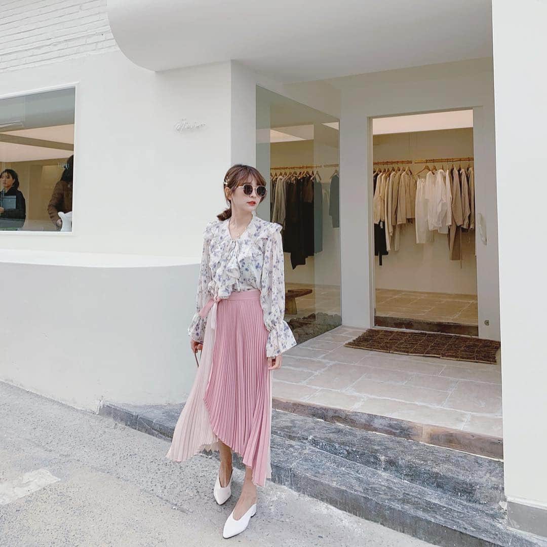 郭圈圈さんのインスタグラム写真 - (郭圈圈Instagram)「真的很像但超難抉擇的一個系列🥺看這裙擺心情就好好♥️♥️♥️ 都還可以預訂 @marumaru_lea_official  蝦皮：helloiamlea . . . . . . #20190327#ootd#style#outfit#bloggerstyle#ootdshare#ootdfashion#ootdstyle#ootdguide#ootdtaiwan#stylegram#ootdmagazine#personalstyle#lookoftheday#springlook#seoul#seoulcafe#首爾咖啡廳#カフェ#韓國首爾#漢南洞#streetshot#leainseoul#lea_korea #圈圈去韓國🇰🇷」4月4日 17時00分 - helloiamlea