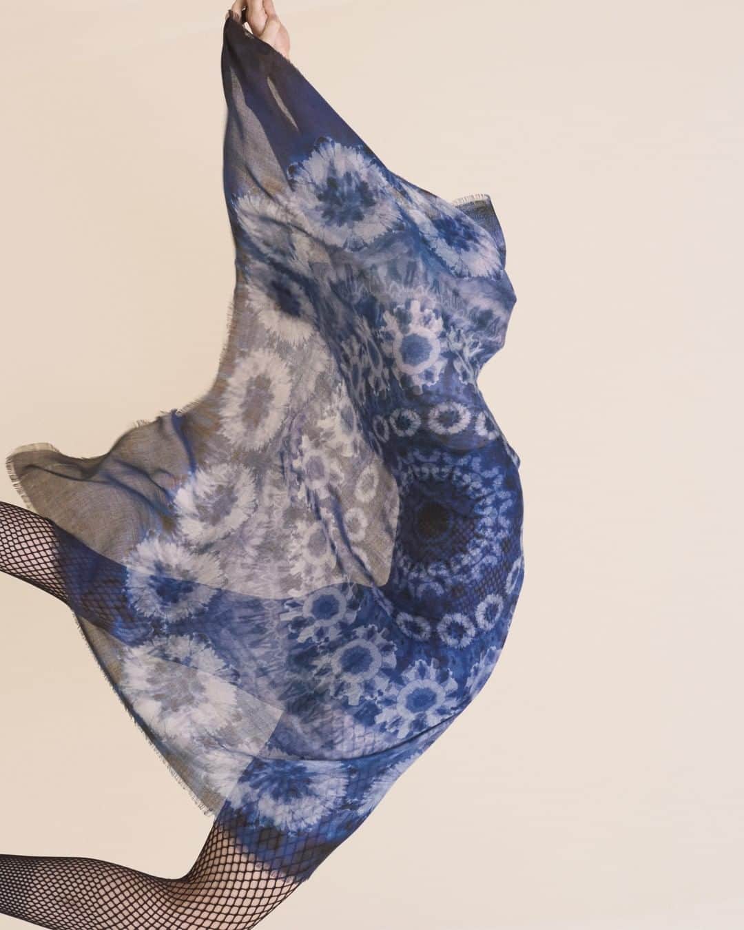 のインスタグラム：「"The story comes from inside the body," says choreographer @SharonEyalDance, whom #MariaGraziaChiuri invited to create an immersive, emotional experience through dance for her powerful Spring-Summer 2019 show. Channel the message with this cotton voile pareo in a blue KaleiDiorscopic print from the new Spring-Summer 2019 DioRiviera Beachwear capsule!⁣ #DiorSS19 ⁣ © Bibi Borthwick ⁣」