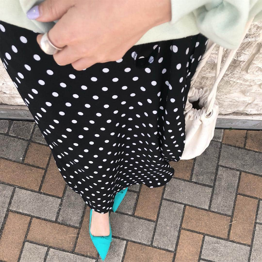 HandmadeLaboさんのインスタグラム写真 - (HandmadeLaboInstagram)「ドット柄が可愛い巻きスカートは  @shes_closet  のもの♡ お気に入りのミントカラーのスウェットやっと着れた🌿ﻌﻌ♥ . . . tops @canaljean  skirt#shes_closet  shose  @zara  acc  @abask_official . #fashiongram #ママコーデ#ootd_kob #mineby3mootd #プチプラコーデ #楽天お買い物部#zarawomen#canaljean #スウェット #スウェットコーデ#ドットスカート #春コーデ#バレエシューズ#グリーンコーデ . .」4月4日 17時00分 - ameri812