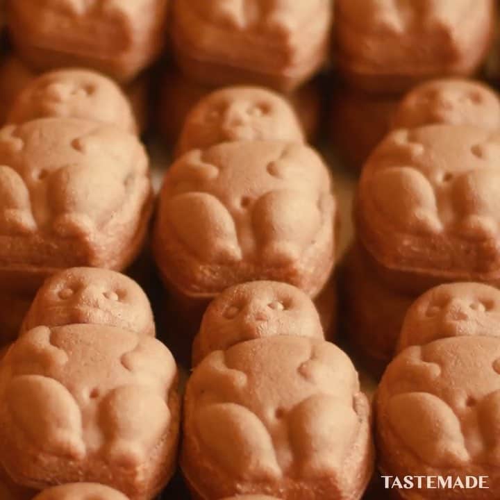 のインスタグラム：「【ふっくら焼きたて】 ぽんぽこたぬきの人形焼⁣⠀ 店名: 山田家 本店⁣⠀ ⁣⠀ ⁣⠀ #tastemade #tastemadejapan #pancake #mini #ningyoyaki #tokyo #souvenirs #japanesesweets⁣⠀ ⁣⠀ #テイストメイド #テイストメイドジャパン #人形焼 #ぽんぽこたぬき #たぬき #錦糸町 #和菓子⁣⠀ ⁣⠀」