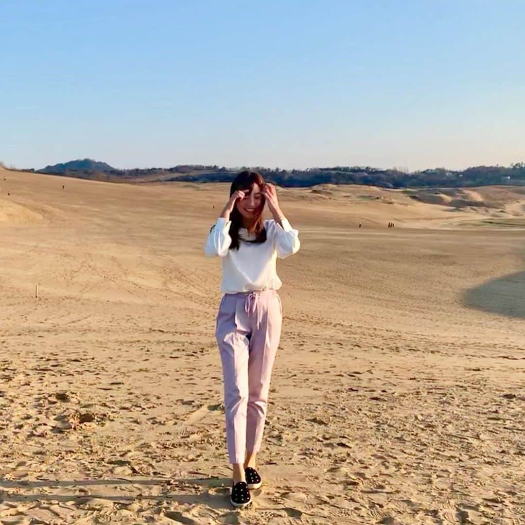 高沢奈苗さんのインスタグラム写真 - (高沢奈苗Instagram)「. 鳥取初上陸〜🐫✨ . お久しぶりな吉山りさちゃんと撮影💗 . 全国47都道府県わたしが行ったことのない県は残り5県（たぶん）で、その内の1つが鳥取だったので来れて嬉しい😆💛 . 鳥取砂丘は風が強めなので、パンツスタイルで👖✨ . @barnyardstorm のパンツはラインがとても綺麗でお気に入り😊💓 春色パンツ🌸 . . 鳥取はお魚が美味しい！ お天気も最高☺︎ . . . #鳥取 #鳥取砂丘 #バンヤードストーム #春ファッション #barnyardstorm」4月4日 17時09分 - nanaetakasawa
