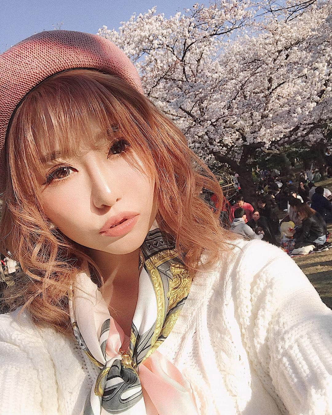 春咲ひなたさんのインスタグラム写真 - (春咲ひなたInstagram)「🌸💗 お花見天気も良くて幸せだったー🌸 外国の人も#hanami って言うらしいよ🥰💕 ・ #帽子#wego #スカーフ#エルメス#HERMES #とにかく#ピンク#推し ・ #お花見#代々木公園#天気いい#ポカポカ #桜#可愛い#でも#本当は#八重桜 が#好き #春だから#ピンク好き#ピンクメイク#ベレー帽#pink」4月4日 17時01分 - hinatanuki