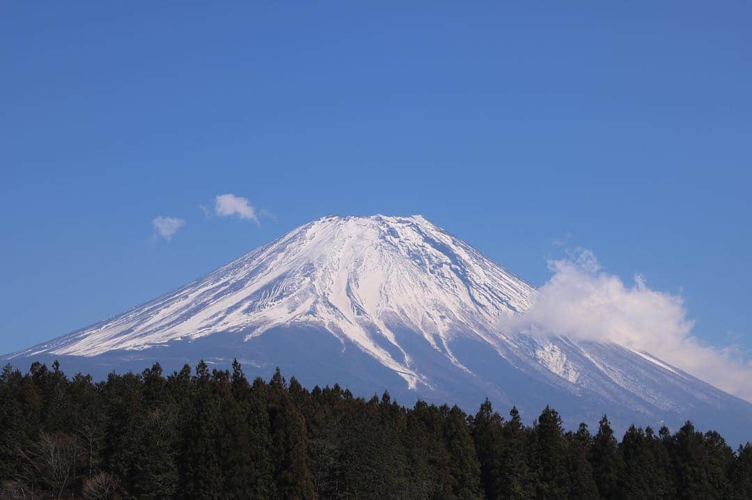 千紘れいかさんのインスタグラム写真 - (千紘れいかInstagram)「今日は富士山へ行ってきましたよ！ 動画お楽しみに＾＾ I went to Mt.Fuji today. Please look forward to the YouTube video(^^) #富士山#コノハナサクヤヒメ#Mt.Fuji #japan」4月4日 17時01分 - chihiro.reika