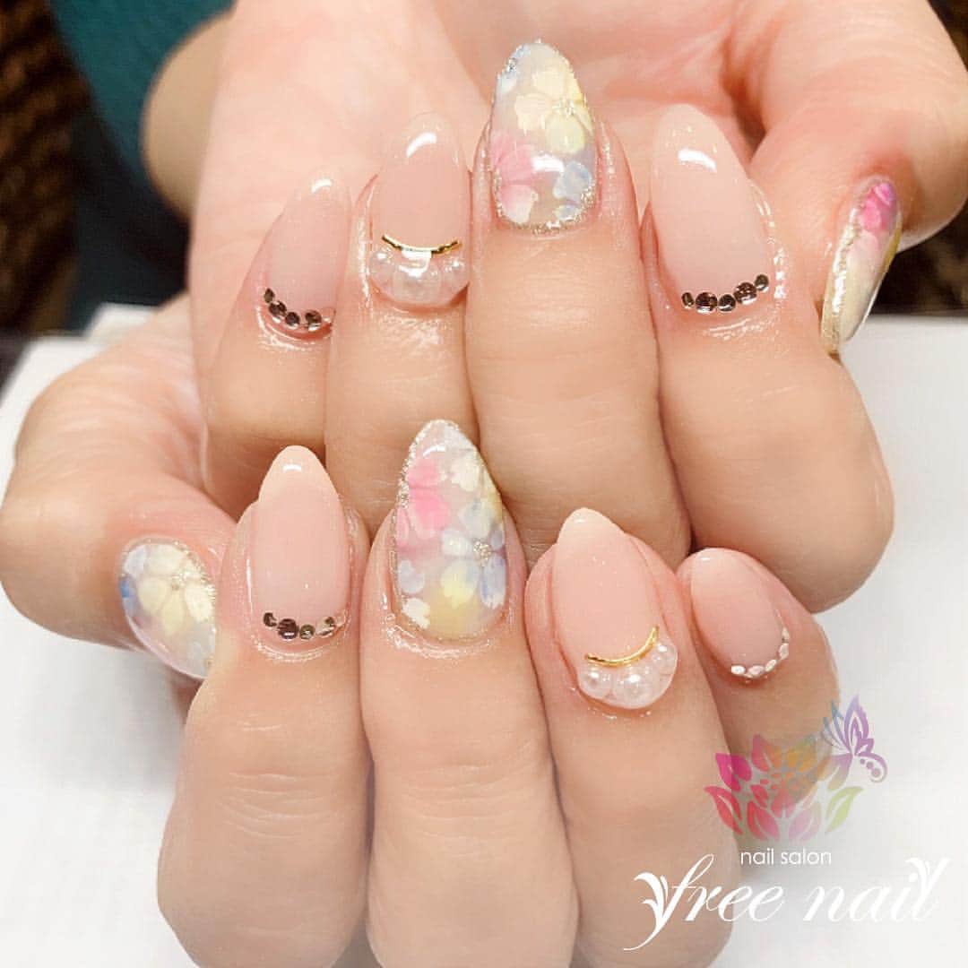 free nail フリーネイルのインスタグラム：「. お客様ネイル💅🏻🌸✨ . パステルフラワーネイル🌸✨ . 淡い水彩カラーで華やぐお手元に☺️🌸✨ . ご来店ありがとうございました🙇🏻‍♀️🙇🏻‍♀️🙇🏻‍♀️💗 . #ネイル #フリーネイル #ネイルアート #ジェルネイル #ネイルサロン #大阪ネイルサロン #ネイルデザイン #ネイルチェンジ #水彩ネイル #フラワーネイル #桜ネイル #パールネイル #ストーンネイル #ピンクネイル #イエローネイル #デザインネイル #シンプルネイル #トレンドネイル #上品ネイル #春ネイル #スプリングネイル #美甲 #日式美甲 #springnails #nailsart #nailsalon #nailsdid #newnails #newnail #freenail」