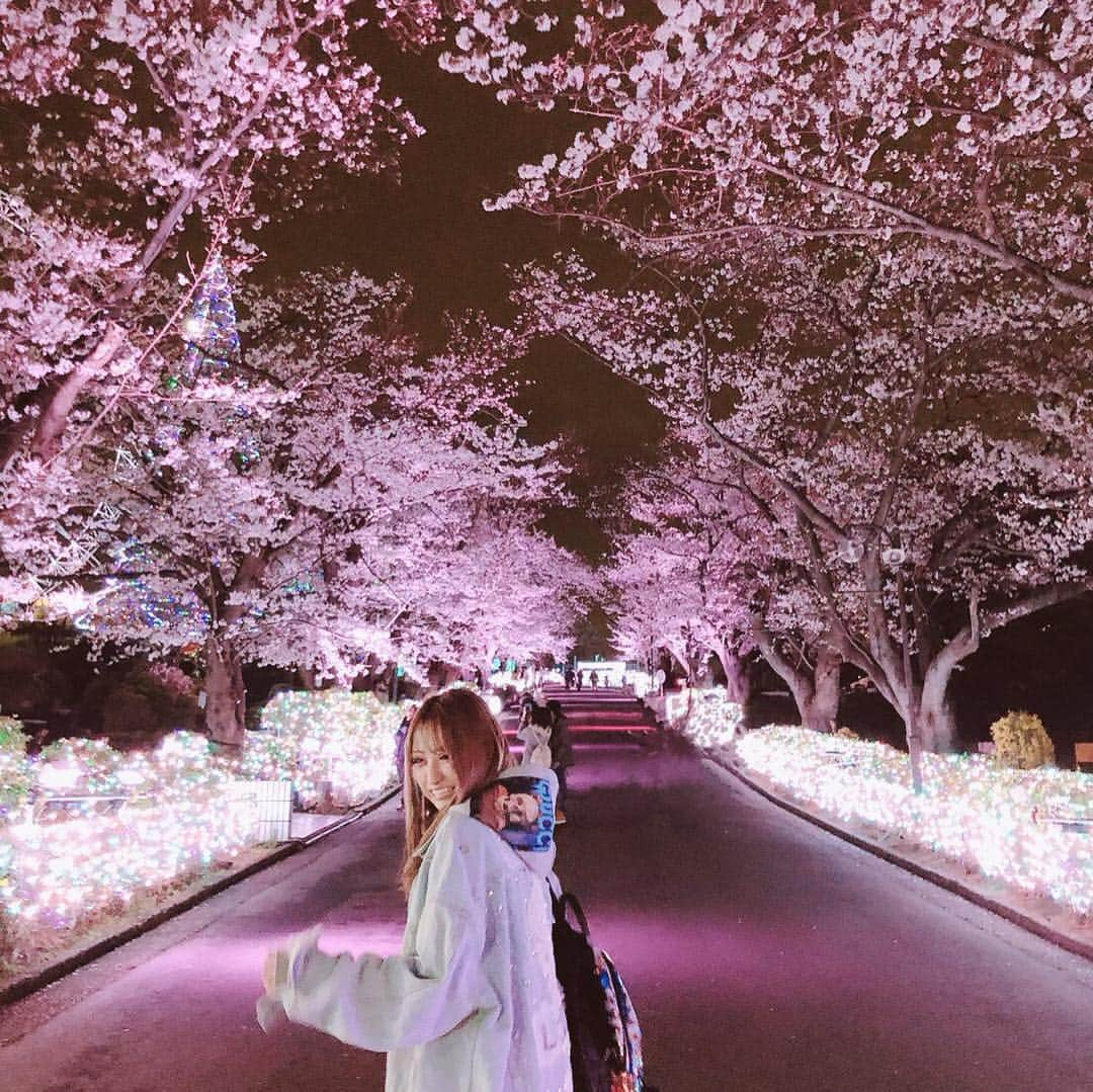 桜井莉菜さんのインスタグラム写真 - (桜井莉菜Instagram)「よみうりランドの 夜桜ジュエルミネーション行ってきたよ🙋‍♀️✨ 普通のジュエルミネーションであんなに綺麗だったのに、それに桜までプラスされるてどゆこと😳🌸 どー考えても綺麗でしかないでしょ🤭🤭🤭 時間ギリギリに行き過ぎて乗り物乗れなかったけど、見てるだけで大満足だった💓💓💓 ジャケットとブーツは @riina_couture  リュックは @ruua.shop  パーカーはロイフラのだよん🙆‍♀️🌸 #花見#夜桜#よみうりランド#ジュエルミネーション」4月4日 17時06分 - rina__sakurai