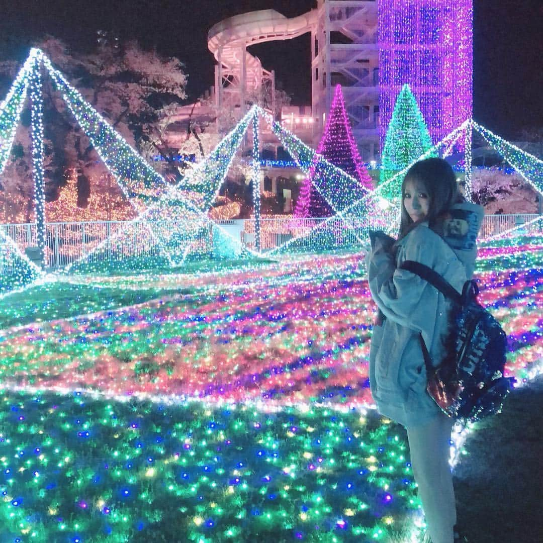 桜井莉菜さんのインスタグラム写真 - (桜井莉菜Instagram)「よみうりランドの 夜桜ジュエルミネーション行ってきたよ🙋‍♀️✨ 普通のジュエルミネーションであんなに綺麗だったのに、それに桜までプラスされるてどゆこと😳🌸 どー考えても綺麗でしかないでしょ🤭🤭🤭 時間ギリギリに行き過ぎて乗り物乗れなかったけど、見てるだけで大満足だった💓💓💓 ジャケットとブーツは @riina_couture  リュックは @ruua.shop  パーカーはロイフラのだよん🙆‍♀️🌸 #花見#夜桜#よみうりランド#ジュエルミネーション」4月4日 17時06分 - rina__sakurai