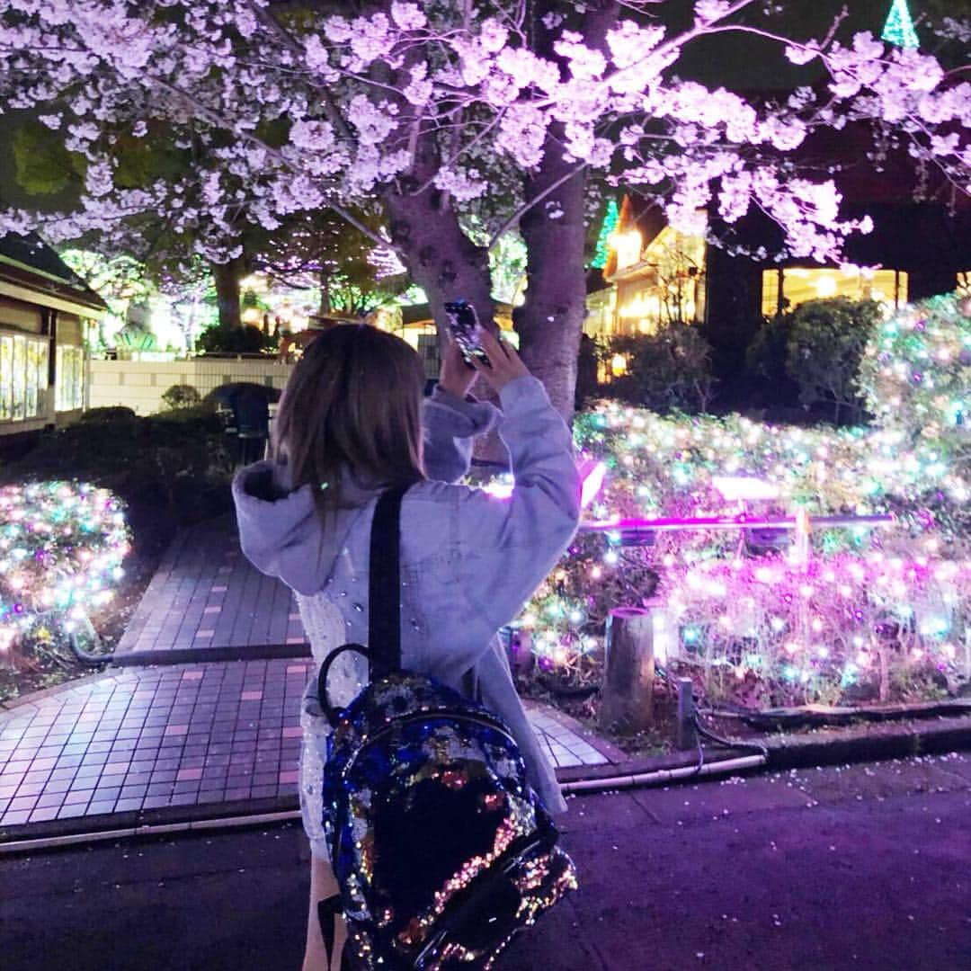 桜井莉菜さんのインスタグラム写真 - (桜井莉菜Instagram)「よみうりランドの 夜桜ジュエルミネーション行ってきたよ🙋‍♀️✨ 普通のジュエルミネーションであんなに綺麗だったのに、それに桜までプラスされるてどゆこと😳🌸 どー考えても綺麗でしかないでしょ🤭🤭🤭 時間ギリギリに行き過ぎて乗り物乗れなかったけど、見てるだけで大満足だった💓💓💓 ジャケットとブーツは @riina_couture  リュックは @ruua.shop  パーカーはロイフラのだよん🙆‍♀️🌸 #花見#夜桜#よみうりランド#ジュエルミネーション」4月4日 17時06分 - rina__sakurai