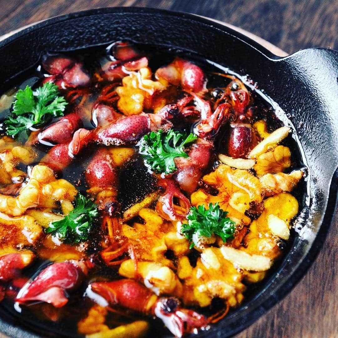 メシ通さんのインスタグラム写真 - (メシ通Instagram)「パスタやバゲットにトッピングはもちろん、コトコト煮ればアヒージョに変身🍝🥖 旬の「ホタルイカ」をオイル漬けにしてみたら、やっぱり酒の肴に最高だった【魚屋三代目】  https://www.hotpepper.jp/mesitsu/entry/sakanaya-sandaime/19-00061  #mesitsu #メシ通 #グルメ #ホタルイカ #オイル漬け #アヒージョ #魚屋三代目 #神奈川 #fireflysquid #ahijo #ajillo #easy #delicious #recipe #recipeblog #kanagawa #japan」4月4日 17時06分 - mesitsu