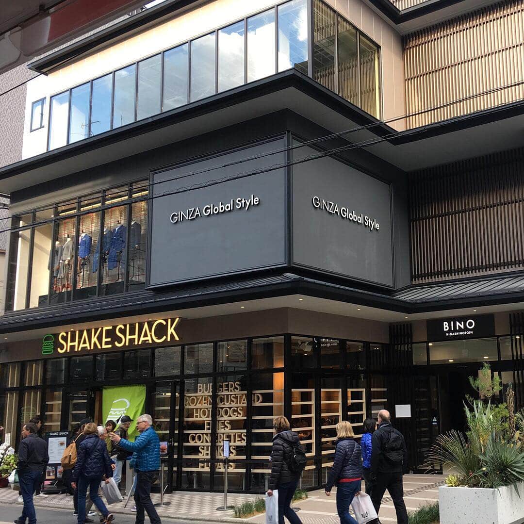 Global Style（グローバルスタイル）さんのインスタグラム写真 - (Global Style（グローバルスタイル）Instagram)「2019年4月3日(水)OPEN‼️ 昨日、京都2店舗目となる「GINZAグローバルスタイル 京都四条店」が同日に新しくオープンの商業施設にグランドオープンいたしました！ * オープンを記念して、オーダースーツがお得な記念限定フェアを【グローバルスタイル全店】にて開催❗️ 《最大12,000円分》の豪華な記念特典もご用意しております✨ * ご予約や開催中のフェア詳細は プロフィールのリンクからどうぞ！ ⇒ @globalstyle_jp * #globalstyle #グローバルスタイル京都四条店 #スーツ #スーツスタイル #オーダースーツ #オーダーシャツ #今日のコーデ #スーツコーデ #ポケットチーフ #ネクタイ #新店舗オープン #紳士服 #京都 #京都四条 #東洞院」4月4日 17時18分 - globalstyle_jp