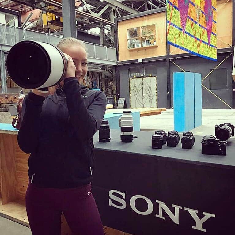 リーケ・ウェイファースのインスタグラム：「Thanks @sonynederland to be part of your great workshop event! 📸 I really love photography, so it was amazing to see all those new cameras, meet so many great photographers and to see the beautiful results afterwards!  Thanks @paulraats for leading the workshop and  @sportsforchildren for arranging the @goldenolympicbeam! 🔥」