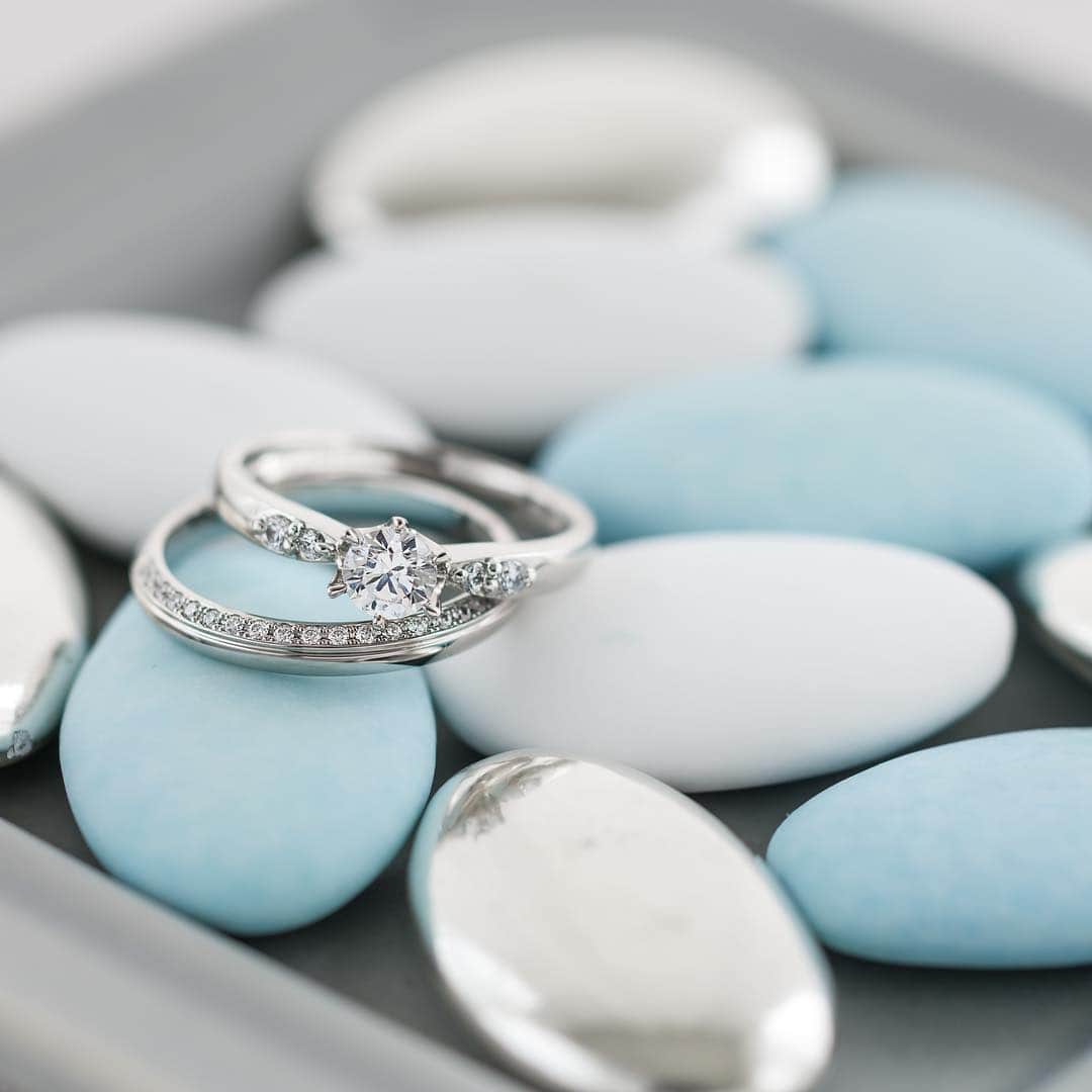 婚約・結婚指輪のI-PRIMO（アイプリモ）公式アカウントさんのインスタグラム写真 - (婚約・結婚指輪のI-PRIMO（アイプリモ）公式アカウントInstagram)「* 『アルニラム』は季節を巡ってオリオン座の中心で輝く星。リボンのように配置されたダイヤモンドがお相手を包み込み、どんな季節でも見守っているという想いを込めて。創造の天使の名を持つ『アナエル』は、溢れんばかりの極小のメレダイヤで天使の輪を描いたマリッジリング。おふたりの幸福な日々の傍でまばゆい光を放ち続けます。  婚約指輪：アルニラム #アイプリモ_アルニラム 結婚指輪：アナエル #アイプリモ_アナエル * #iprimo #アイプリモ #婚約指輪 #結婚指輪 #ブライダルリング #エンゲージリング #マリッジリング #プレ花嫁 #結婚準備 #婚約 #結婚」4月4日 17時15分 - iprimo_official