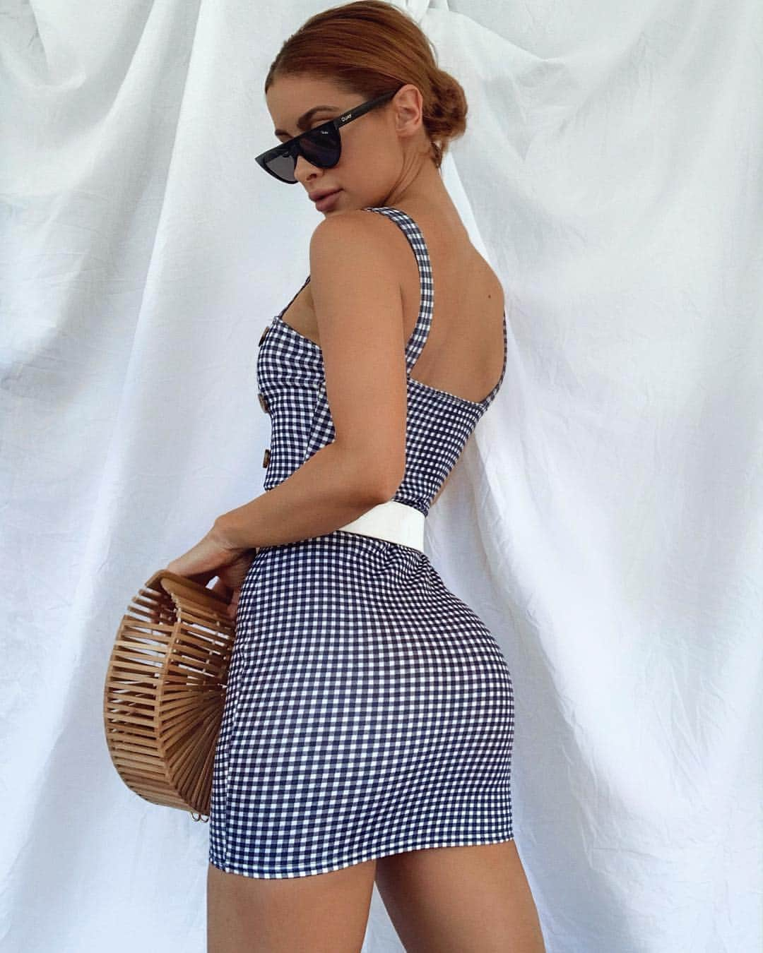 エリー・ゴンサルヴェスさんのインスタグラム写真 - (エリー・ゴンサルヴェスInstagram)「How to wear Gingham and not look like a picnic.. 😂 dress. @prettylittlething. Swipe to see squinky and also this outfit from slightly different angles just cos 😂」4月4日 17時15分 - ellie_gonsalves