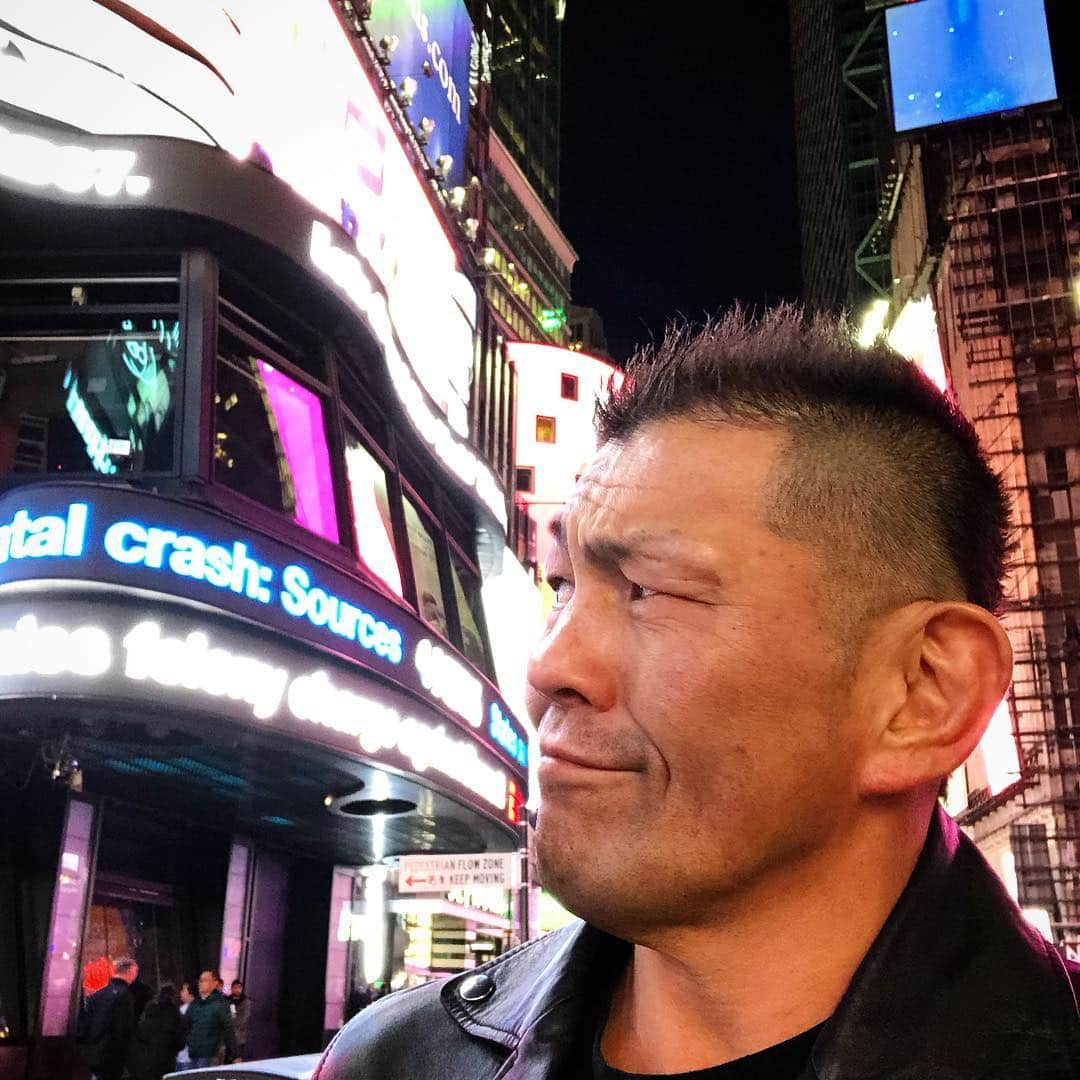 鈴木みのるさんのインスタグラム写真 - (鈴木みのるInstagram)「Manhattan  ついでにタイムズスクエアへ足を伸ばす。良くテレビで見るアソコね…フムフム。イギリスのピカデリーサーカスもこんな感じ。あ、渋谷、新宿もか。あはは。ココのスタバで飲んだラテはぬるかった。。」4月4日 17時15分 - suzuki.d.minoru