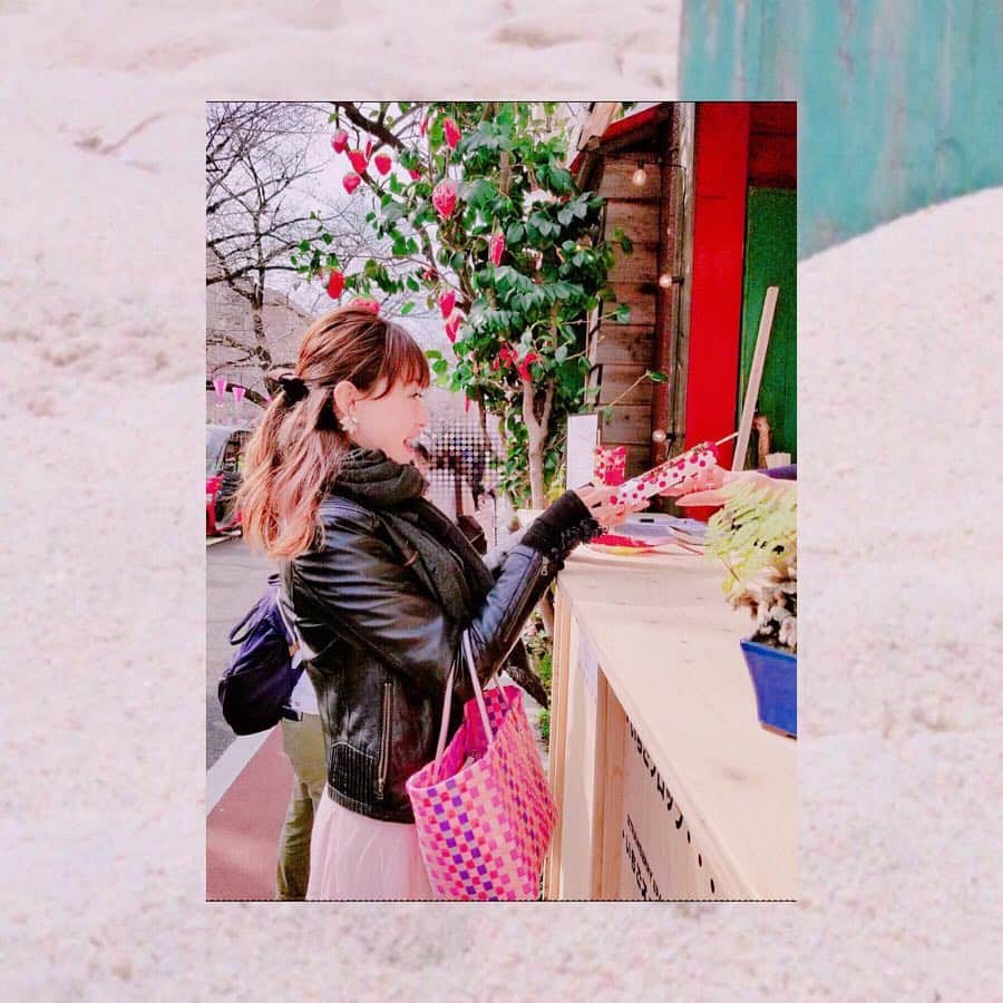 のインスタグラム：「桜と言ったらココ🌸 目黒川沿いはわちゃわちゃし過ぎないから、好きです🥰 そして、川沿いの提灯のコメントが面白い〜🤢💕 この日は、コーギーちゃんにたくさん会えて嬉しかったよぉ😭💕 ルルゥ🐶😇 . . #お花見🌸  #目黒川桜まつり  #ちょこいちご🍓  #いちごプロップ  #食べ歩きスイーツ  #ウェルシュコーギー #この表情ww  #2年連続 #三色団子🍡  #お花見には #欠かせないアイテム」