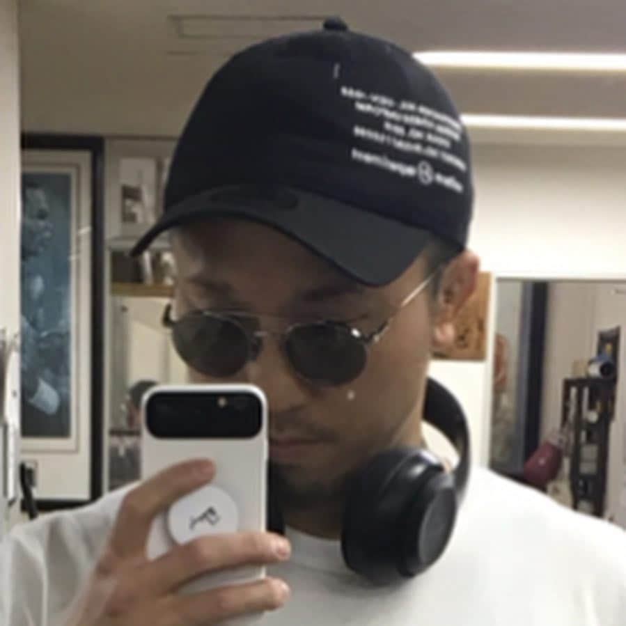 粟生隆寛さんのインスタグラム写真 - (粟生隆寛Instagram)「どーも 新しいサングラスをげとしたものの… 『香港マフィア』と disられてまあまあ凹んでます 笑 そんなにマフィア感ありますか？ サングラスが悪いわけじゃなくかけてる人間に問題があるのか… DITAはいいサングラスでサングラスに罪はない 笑 前にも人相悪そうなサングラスあったなぁ… これも…D… いや、これもかけてる人間に問題があるんだと思う… .  #ditaeyewear #dita #香港マフィア #dis #軽く凹む …」4月4日 17時20分 - takahiro_aoh