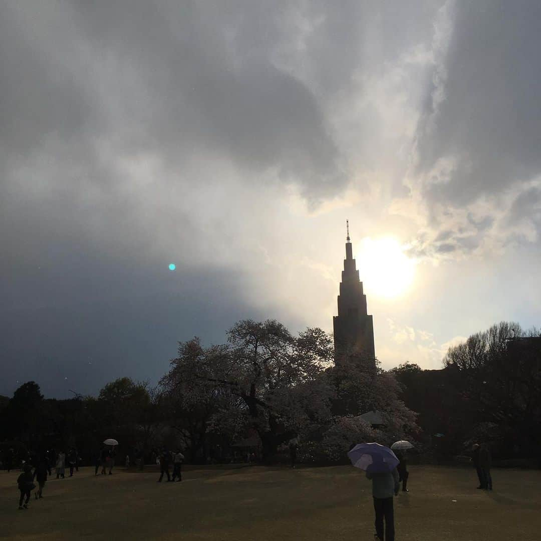 林伊織さんのインスタグラム写真 - (林伊織Instagram)「妖しげなドコモタワー。  #天気雨☀️☔ #新宿御苑 #ラスボスの城」4月4日 17時23分 - iori_haya4