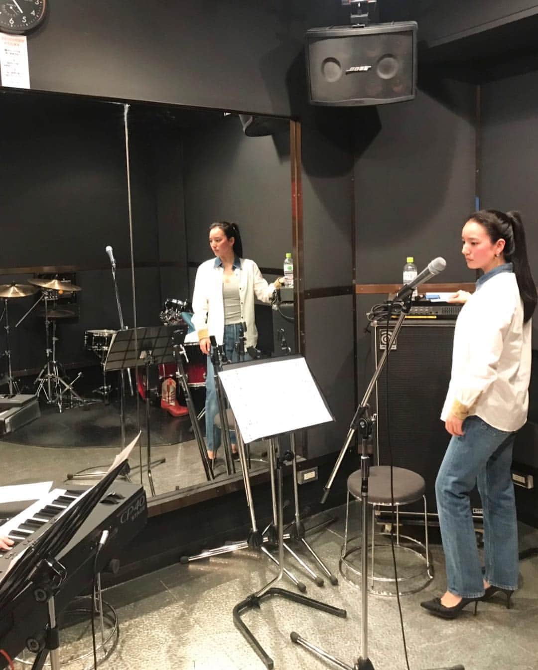レイヤマダさんのインスタグラム写真 - (レイヤマダInstagram)「4/5 阿木燿子トリビュートライブ最終リハの昨夜。外は極寒、私は極汗でした🔥楽しみにしていてください！ #阿木燿子 #レイヤマダ #rayyamada #トリビュートライブ #赤坂 #ノベンバーイレブンス #novembereleventh #大坂孝之介」4月4日 17時25分 - rayyamada_dayo